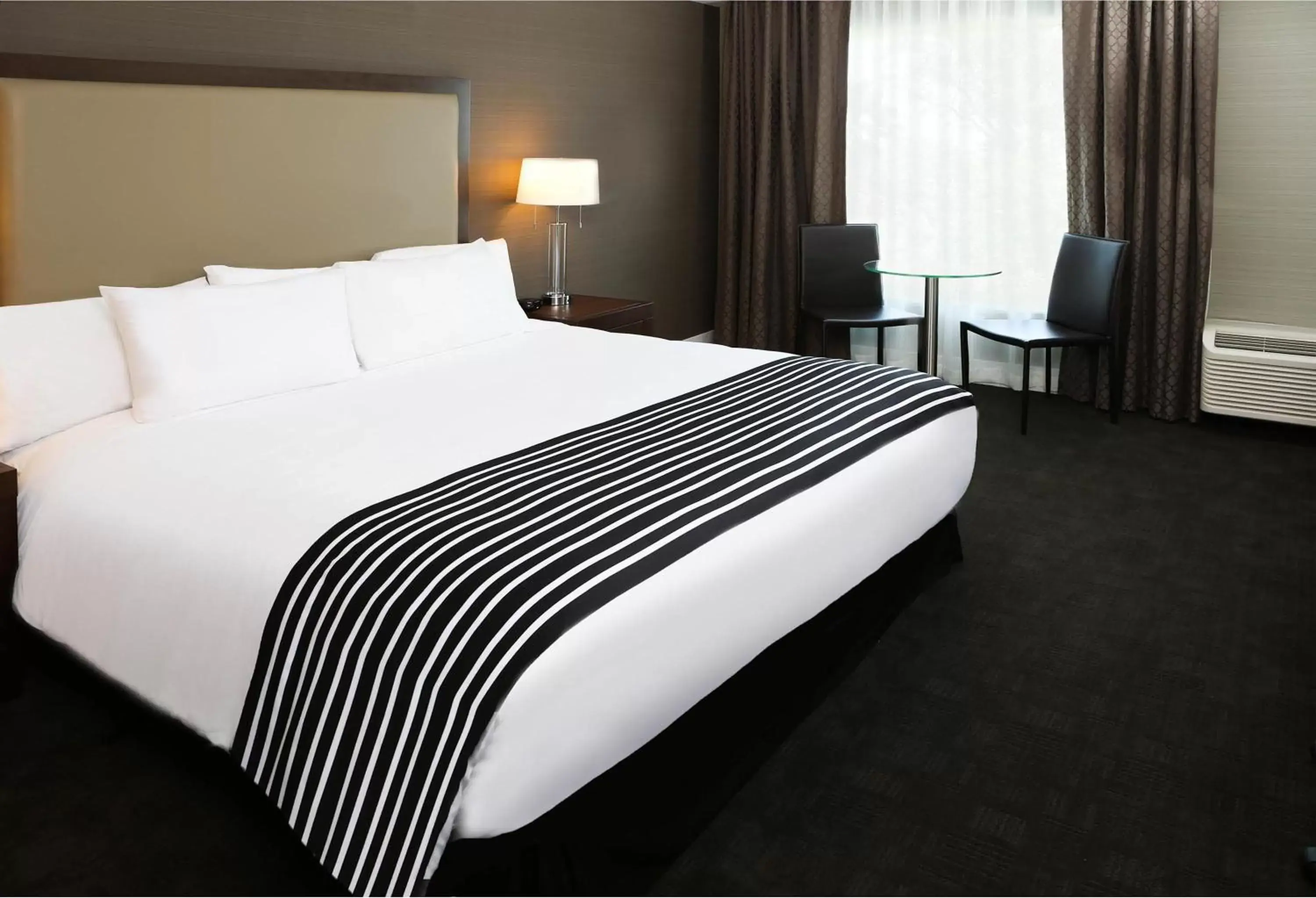 Photo of the whole room, Bed in Sandman Hotel Abbotsford Airport