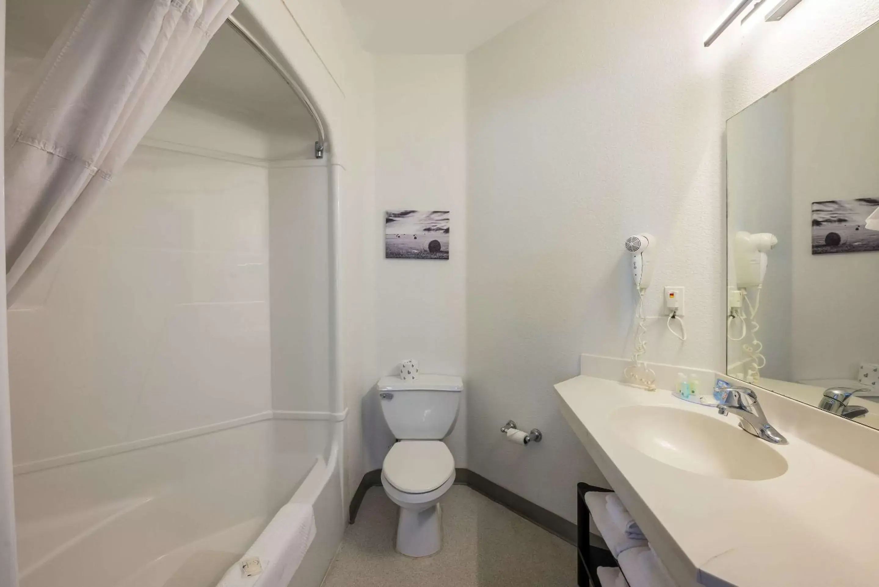 Bedroom, Bathroom in Quality Inn Yuba City-Marysville
