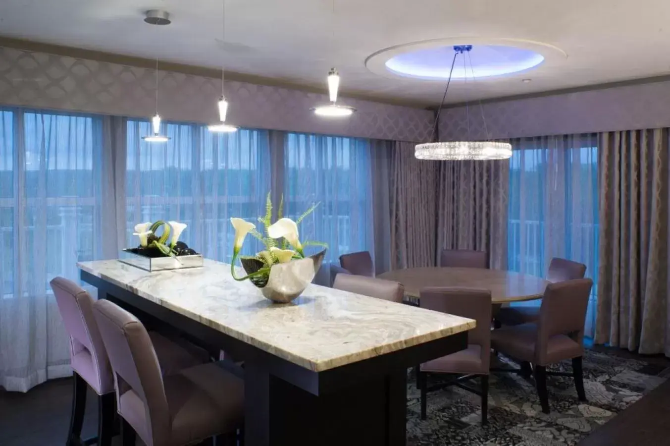 Kitchen or kitchenette, Dining Area in Best Western PLUS Franklin Square Inn