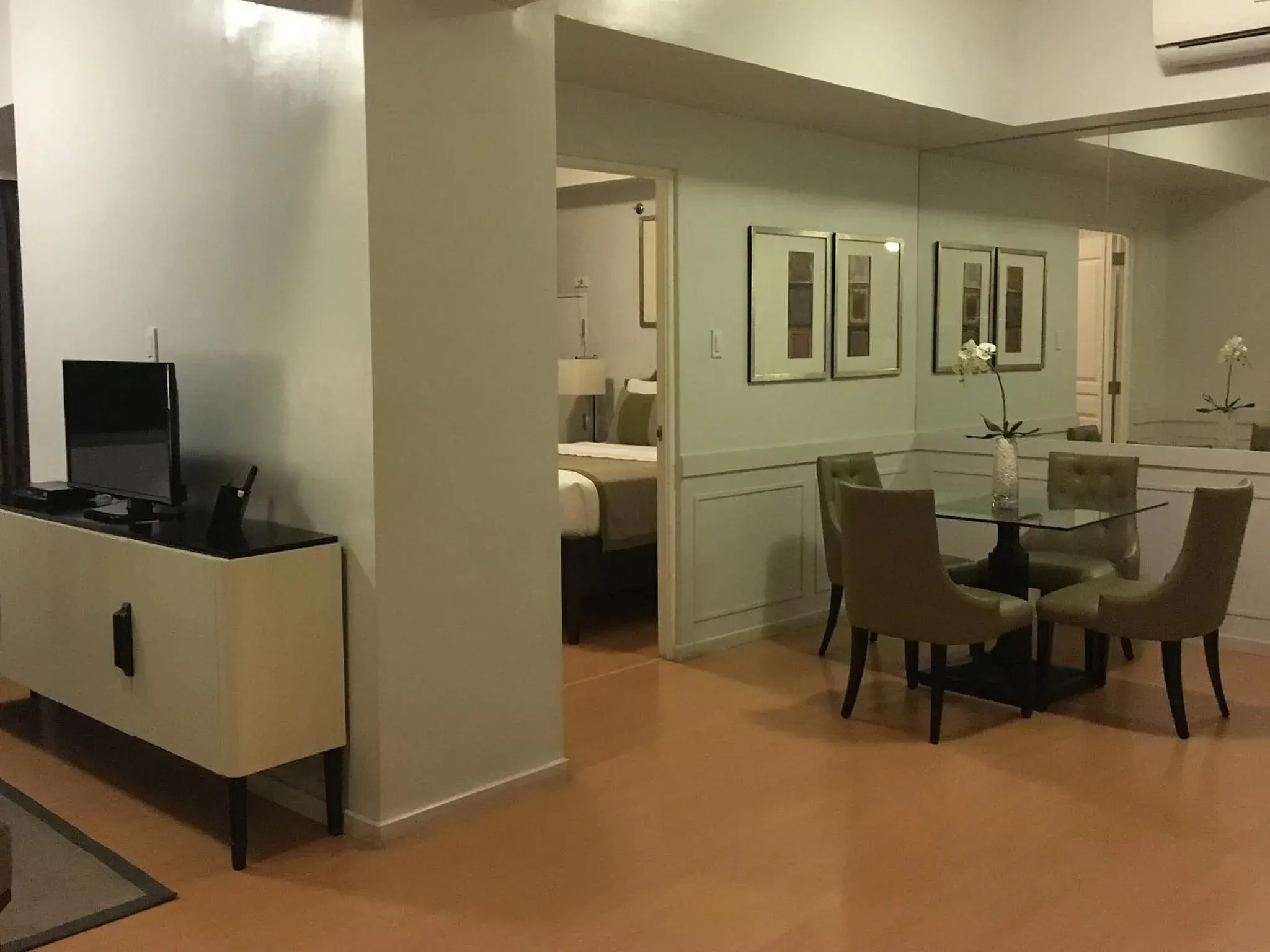 Dining area, TV/Entertainment Center in Avant Serviced Suites - Personal Concierge