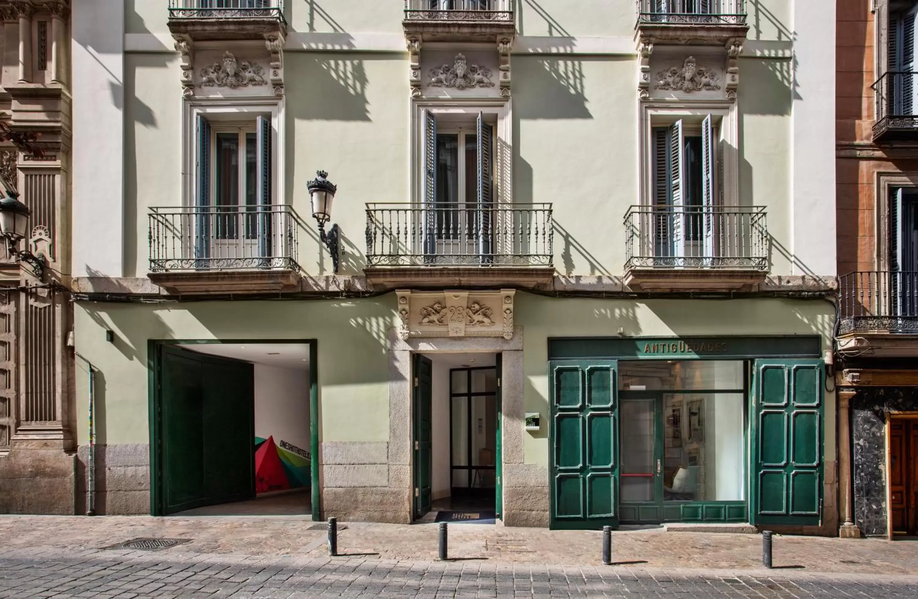 Property building in One Shot Prado Property building in One Shot Prado