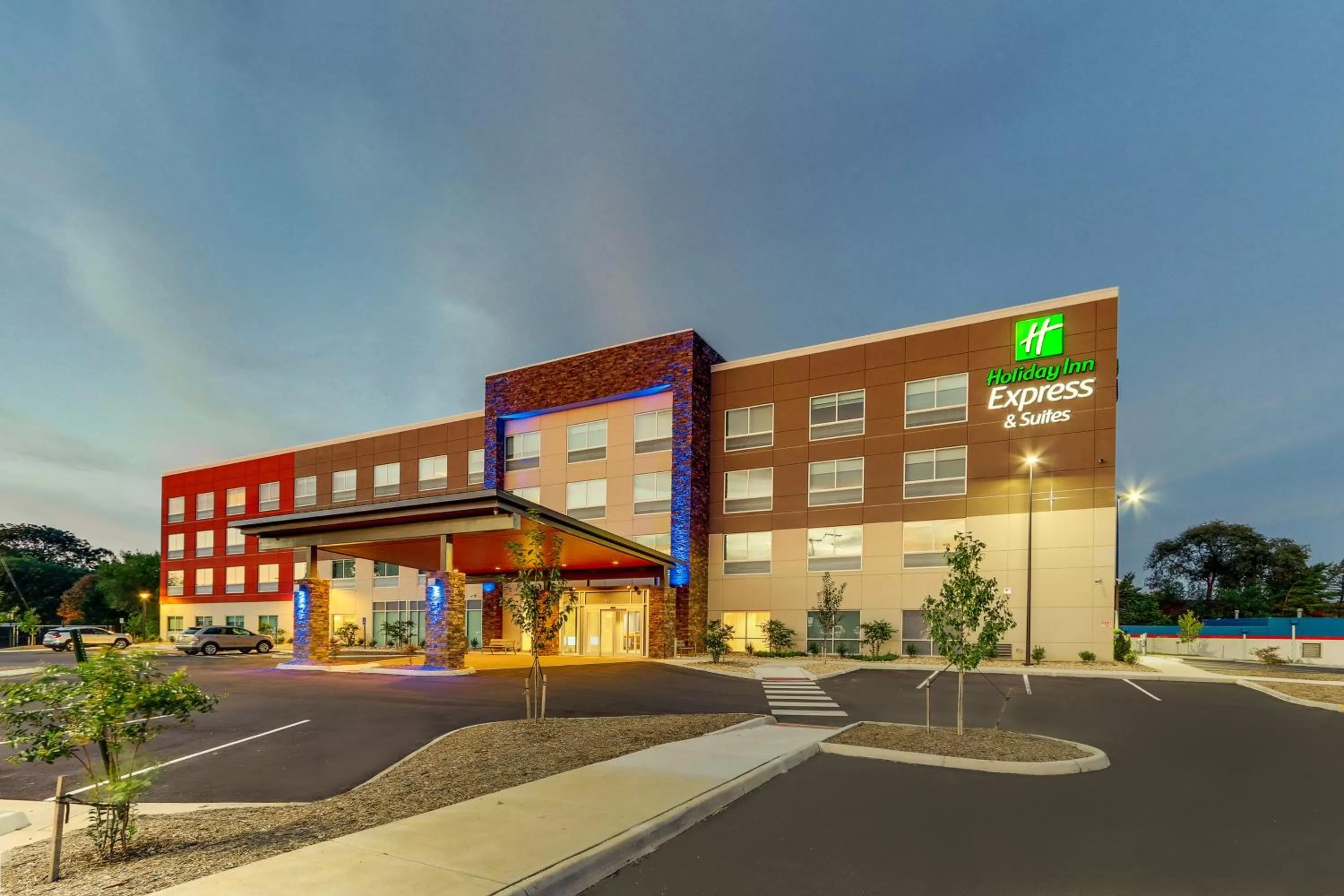 Property building in Holiday Inn Express & Suites - Roanoke – Civic Center