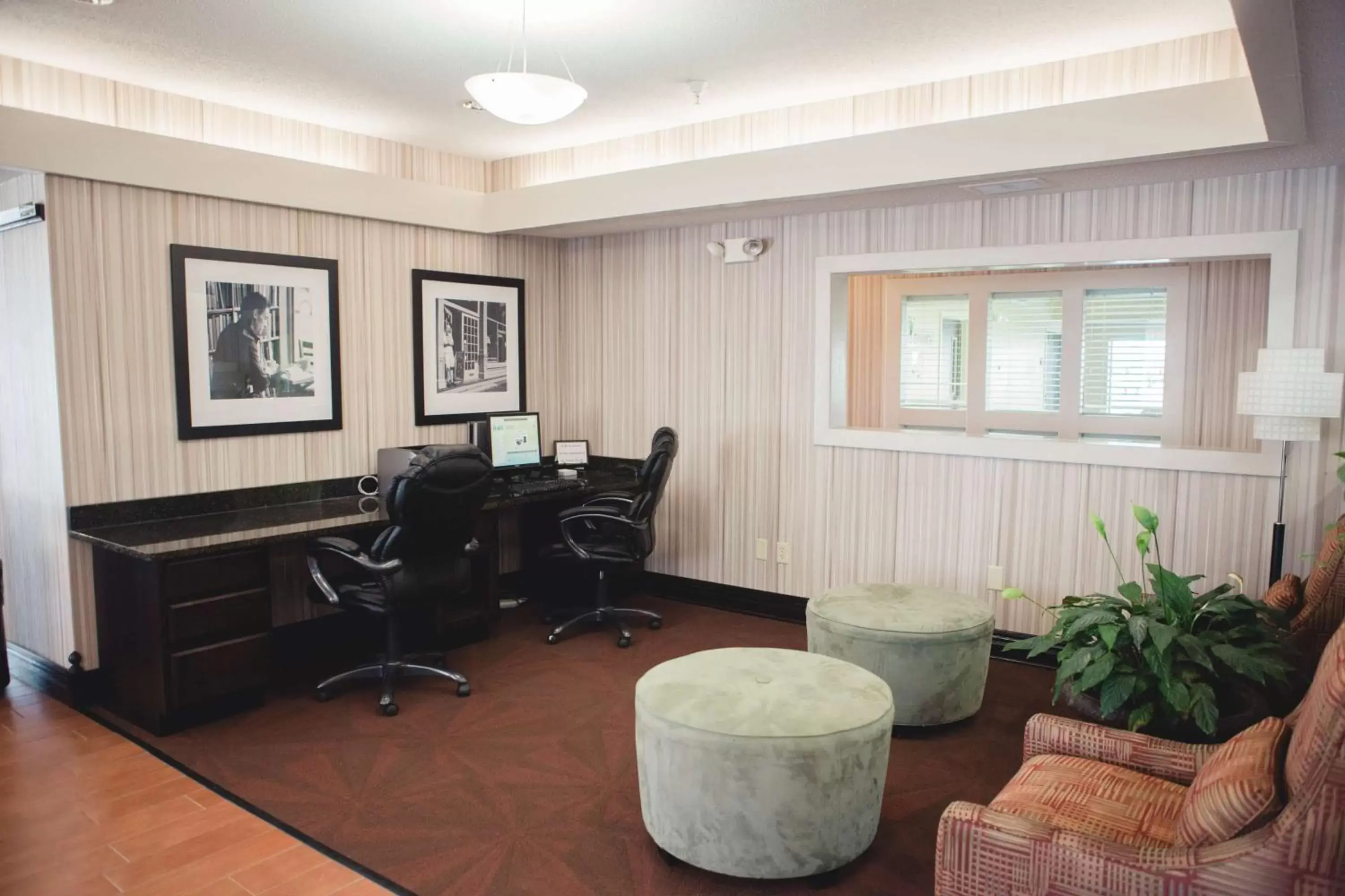 Business facilities in Hampton Inn Bloomington West