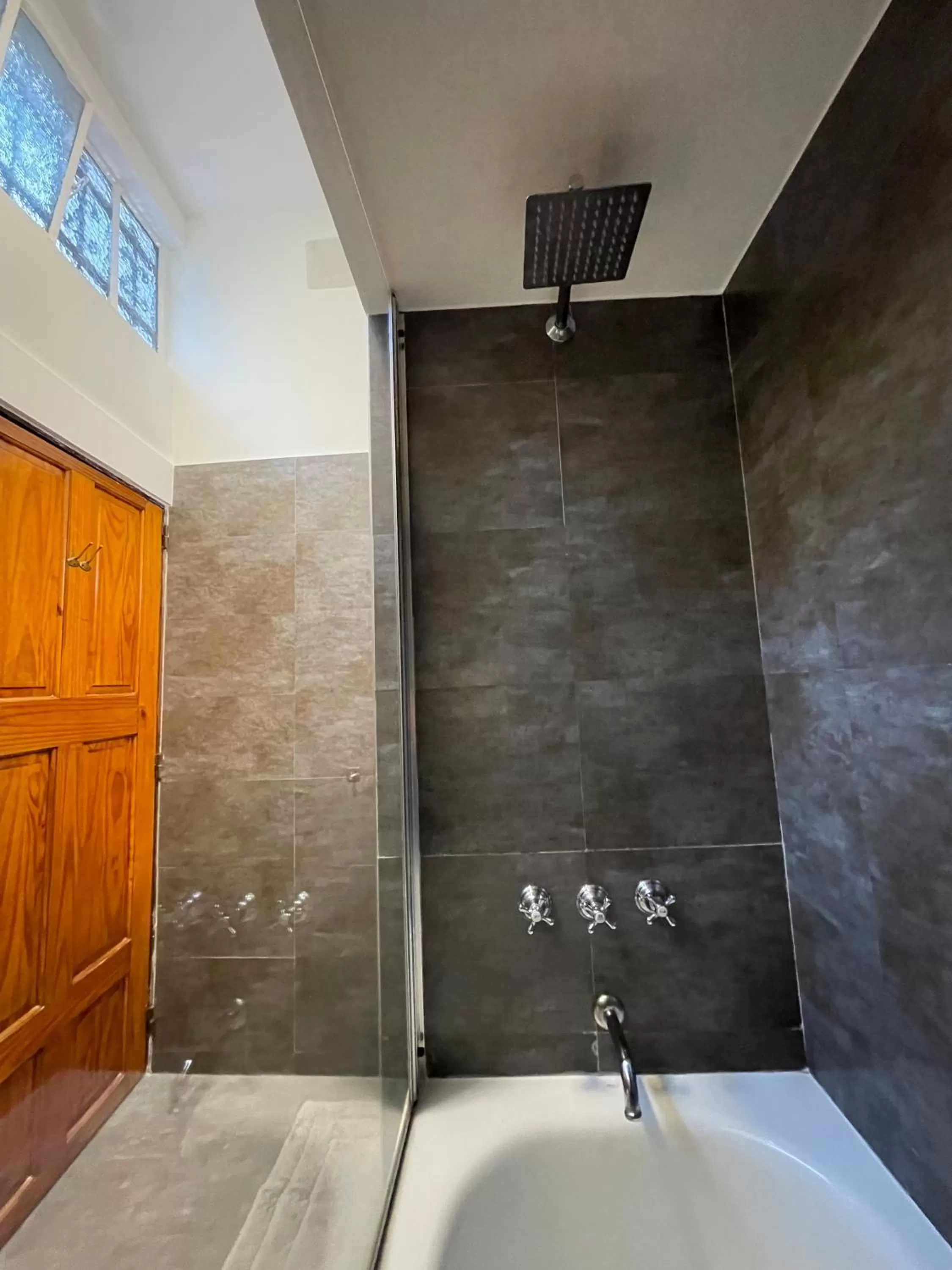 Shower in Le Petit Palais