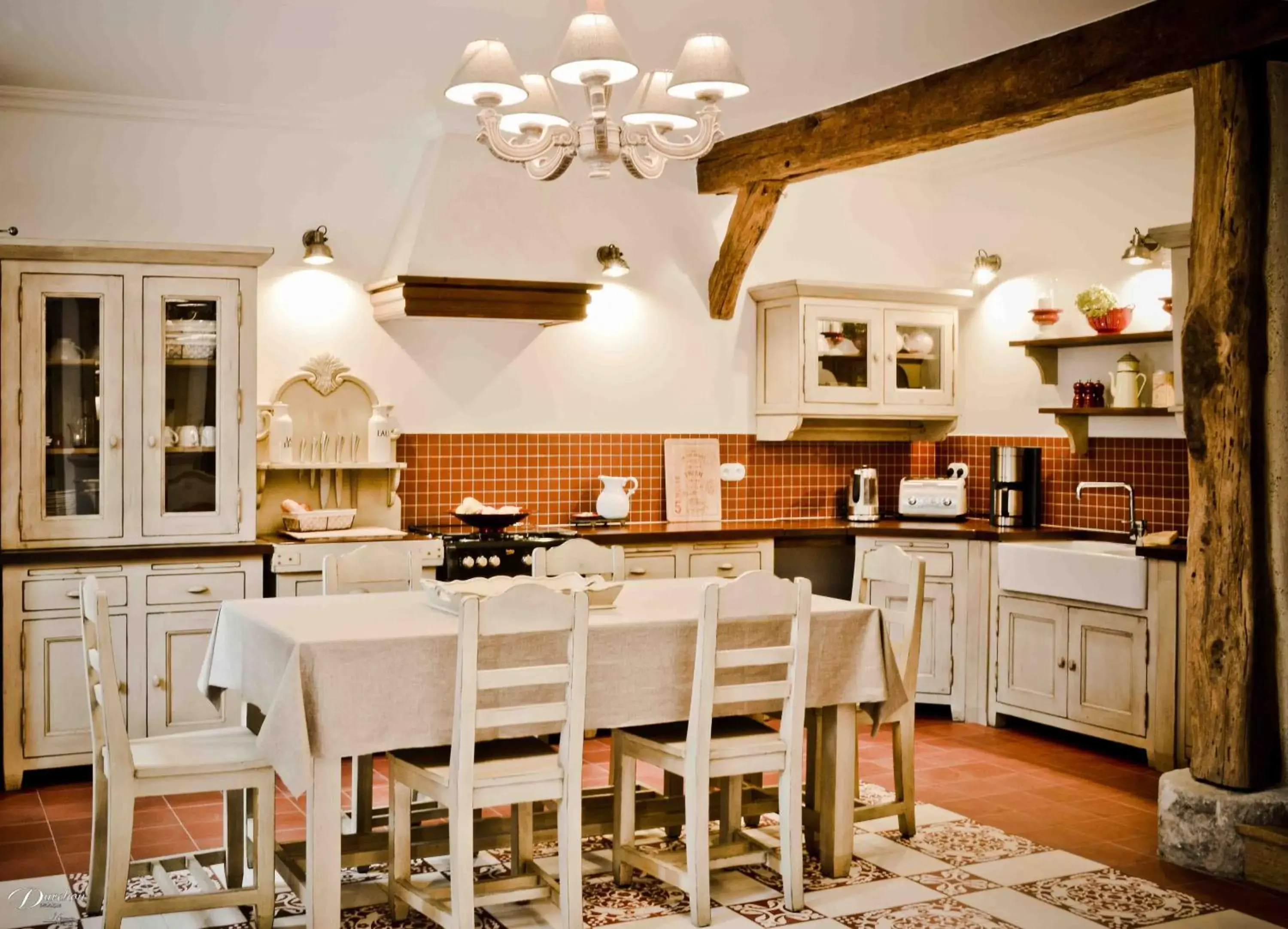 Kitchen or kitchenette, Dining Area in Demeure de la Carmine, sejour bien-etre d'exception, piscine, hammam, champagne