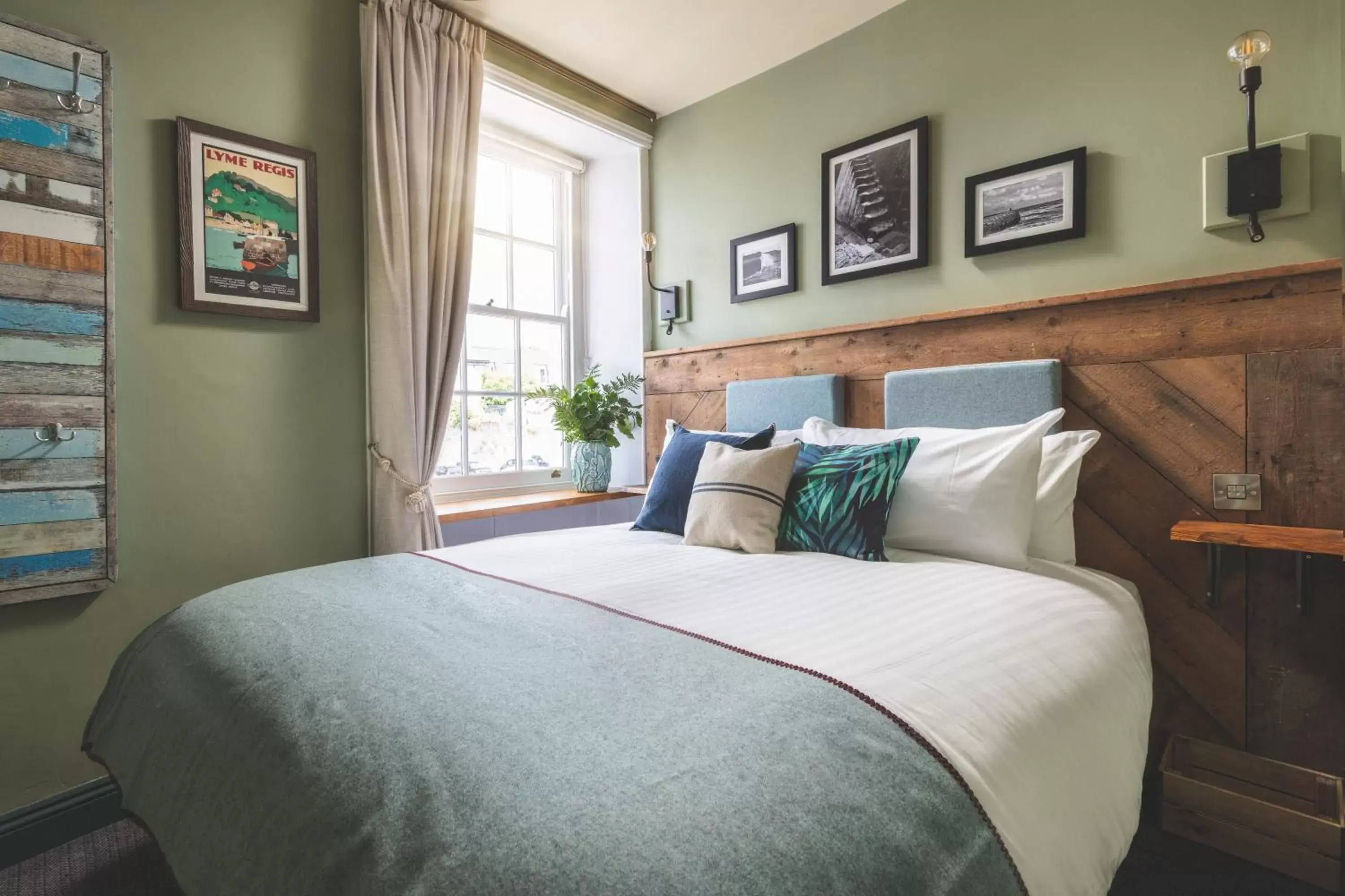 Photo of the whole room, Bed in Rock Point Inn