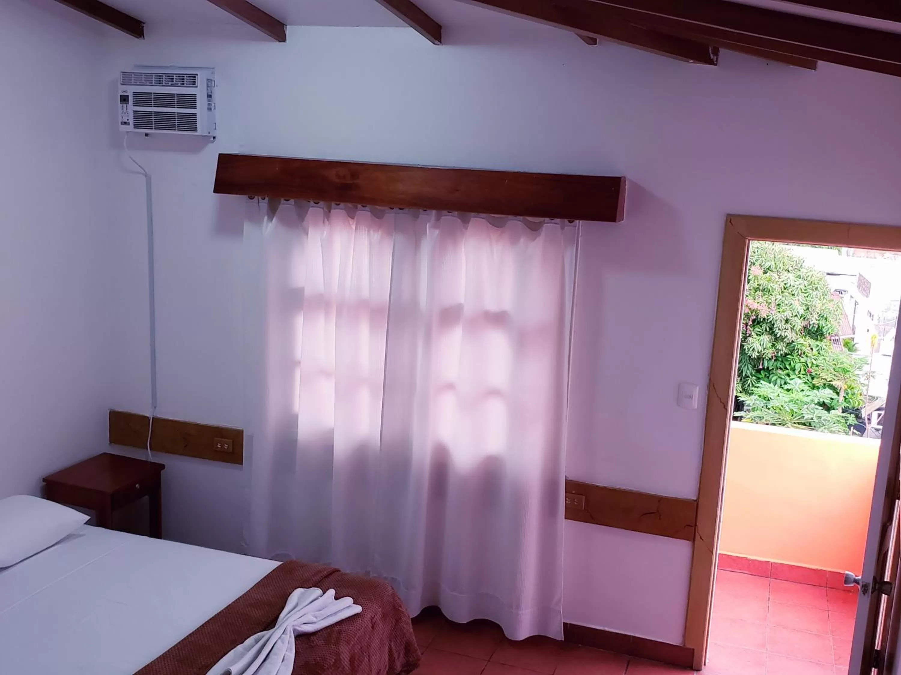 Photo of the whole room, Bed in Hotel Crossman