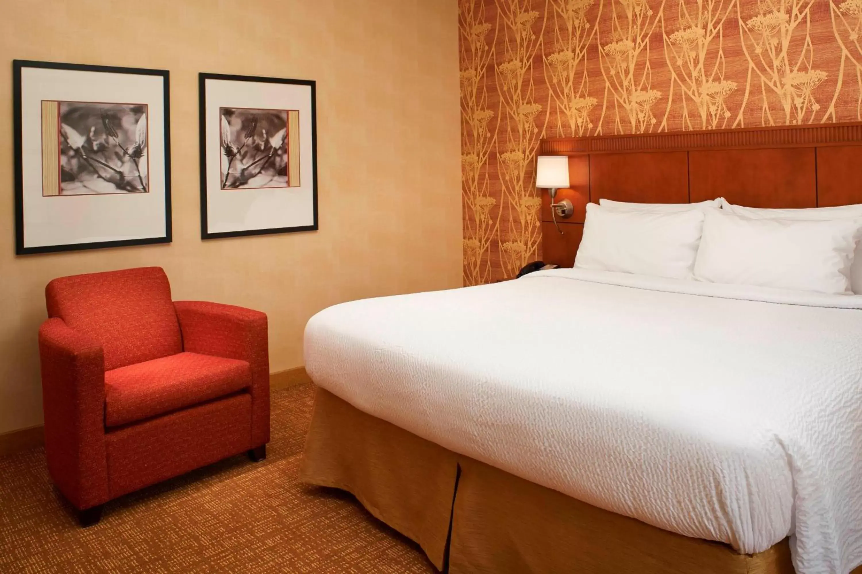 Bedroom, Bed in Courtyard by Marriott Chicago Waukegan / Gurnee