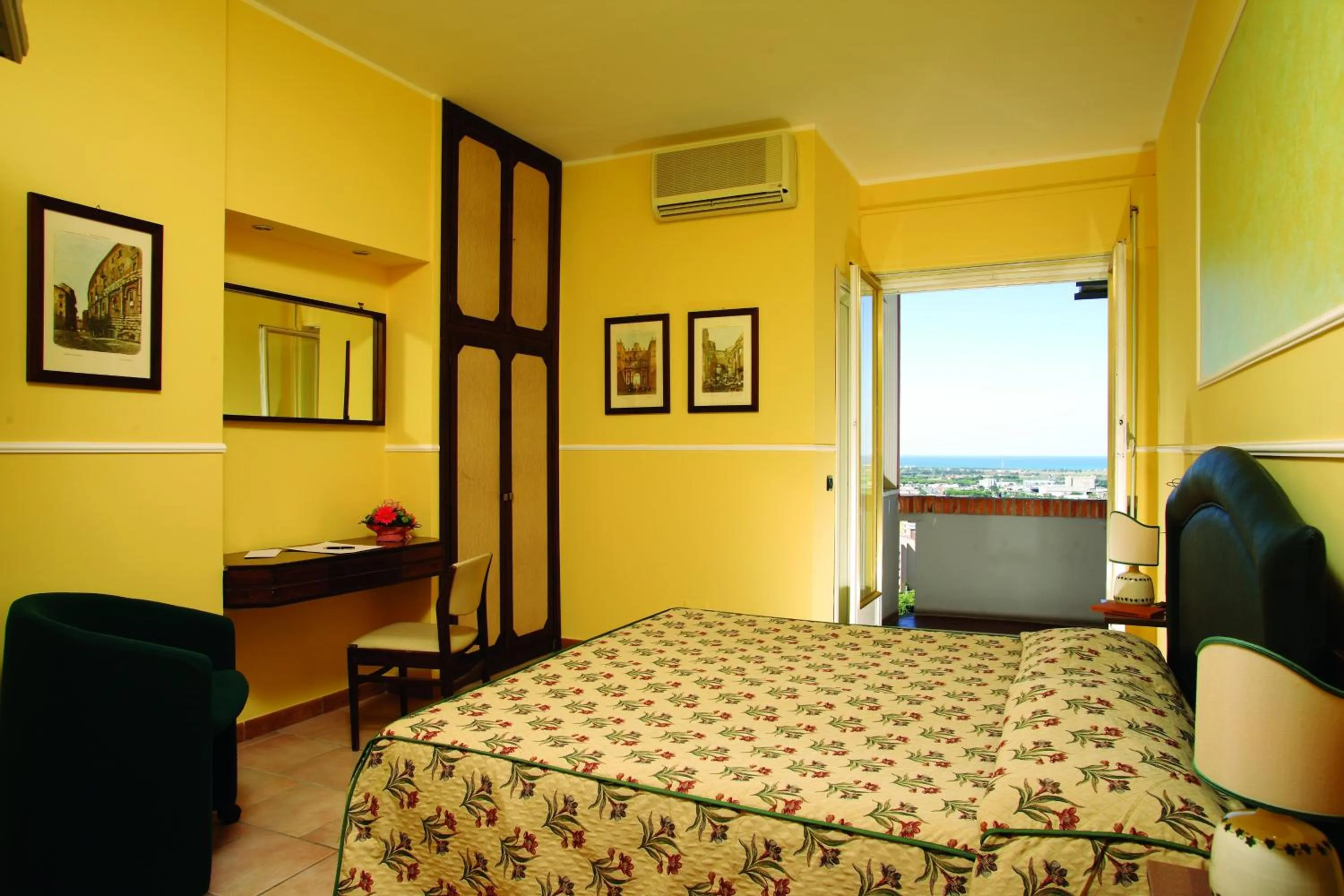 Photo of the whole room, Bed in Hotel Tarconte