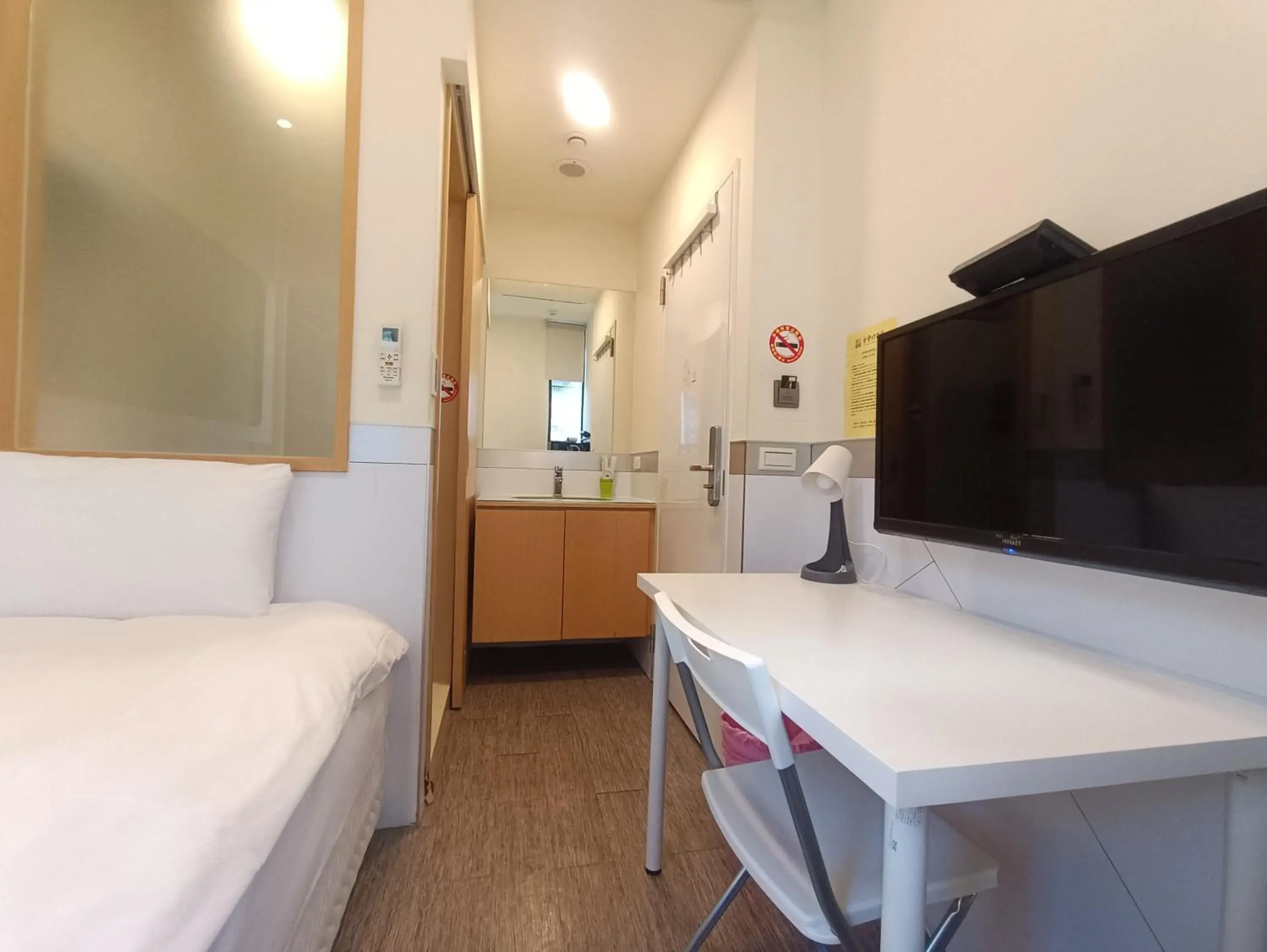 Bed, TV/Entertainment Center in Colormix Hotel and Hostel