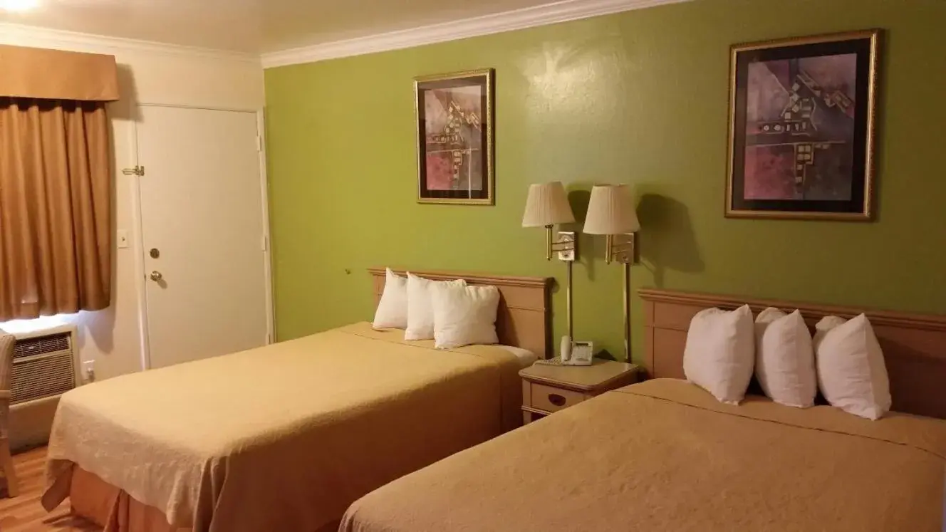 Bedroom, Bed in Kelseyville Motel