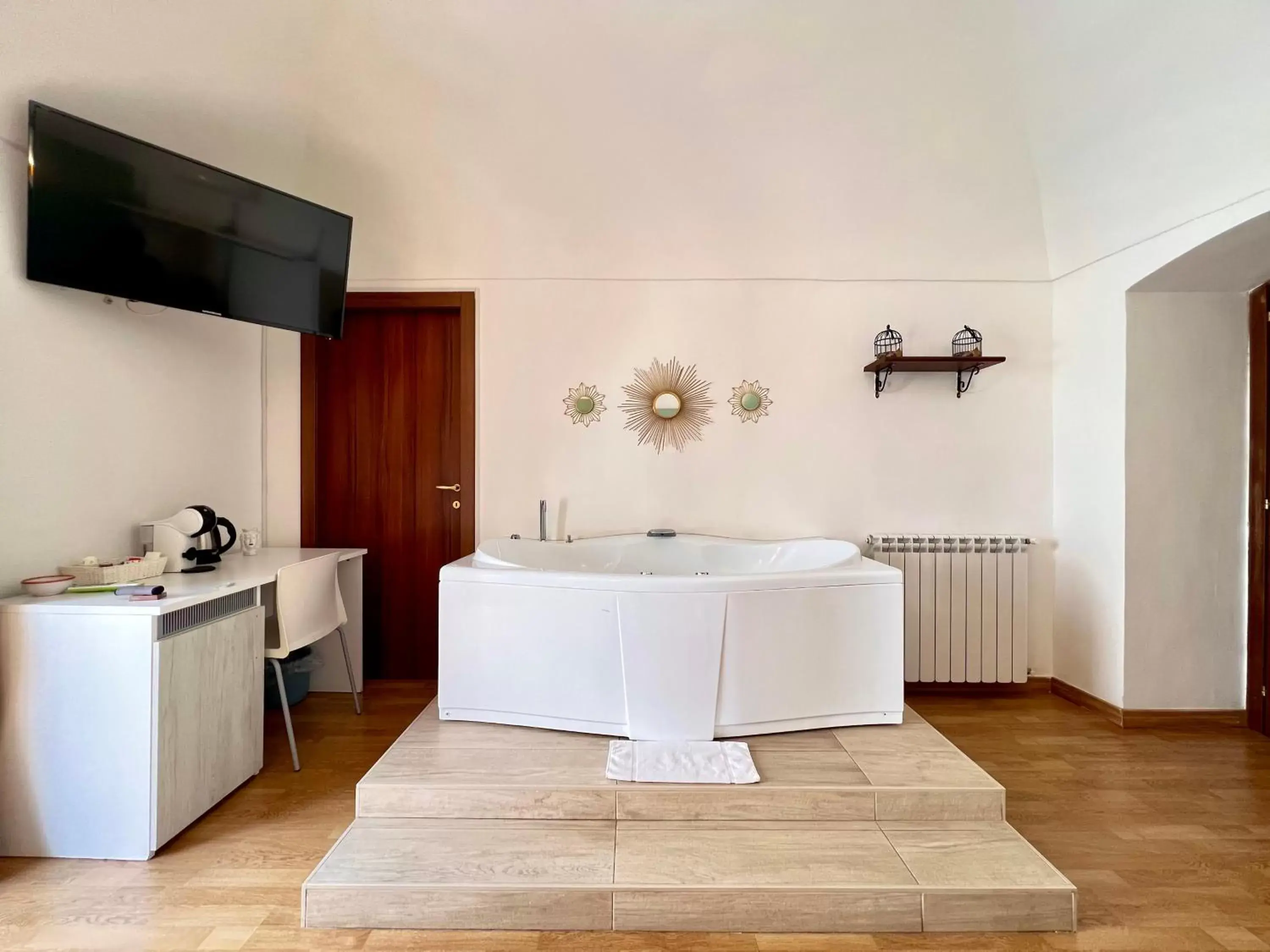 Hot Tub, Bathroom in CANTU' SUITE