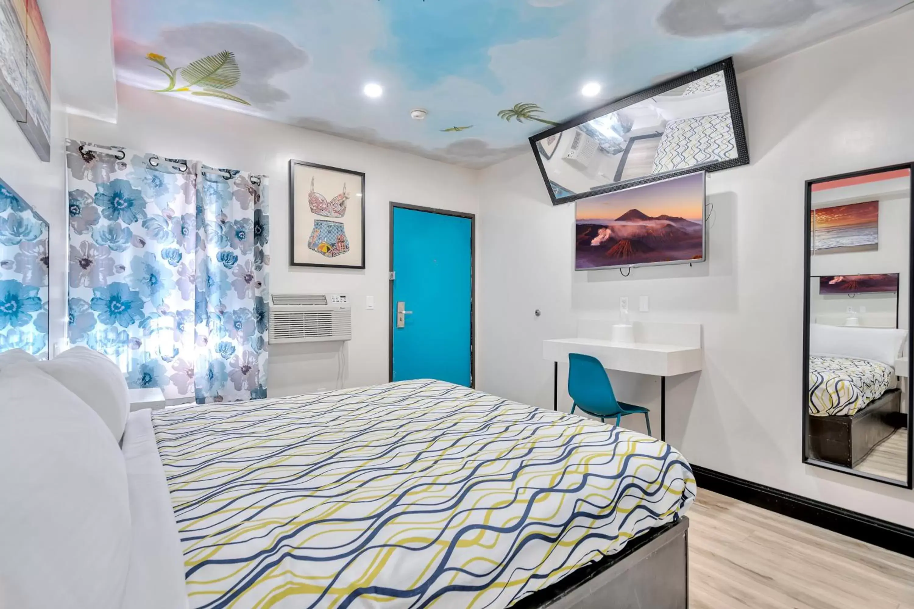 Bedroom, Bed in Royal Hawaiian Inn - Mid City, Los Angeles