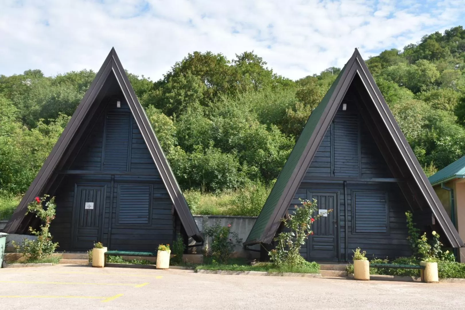 OSTROG Aparthotel KOLIBA-VLASTNIŠTVO MANASTIRA OSTROG