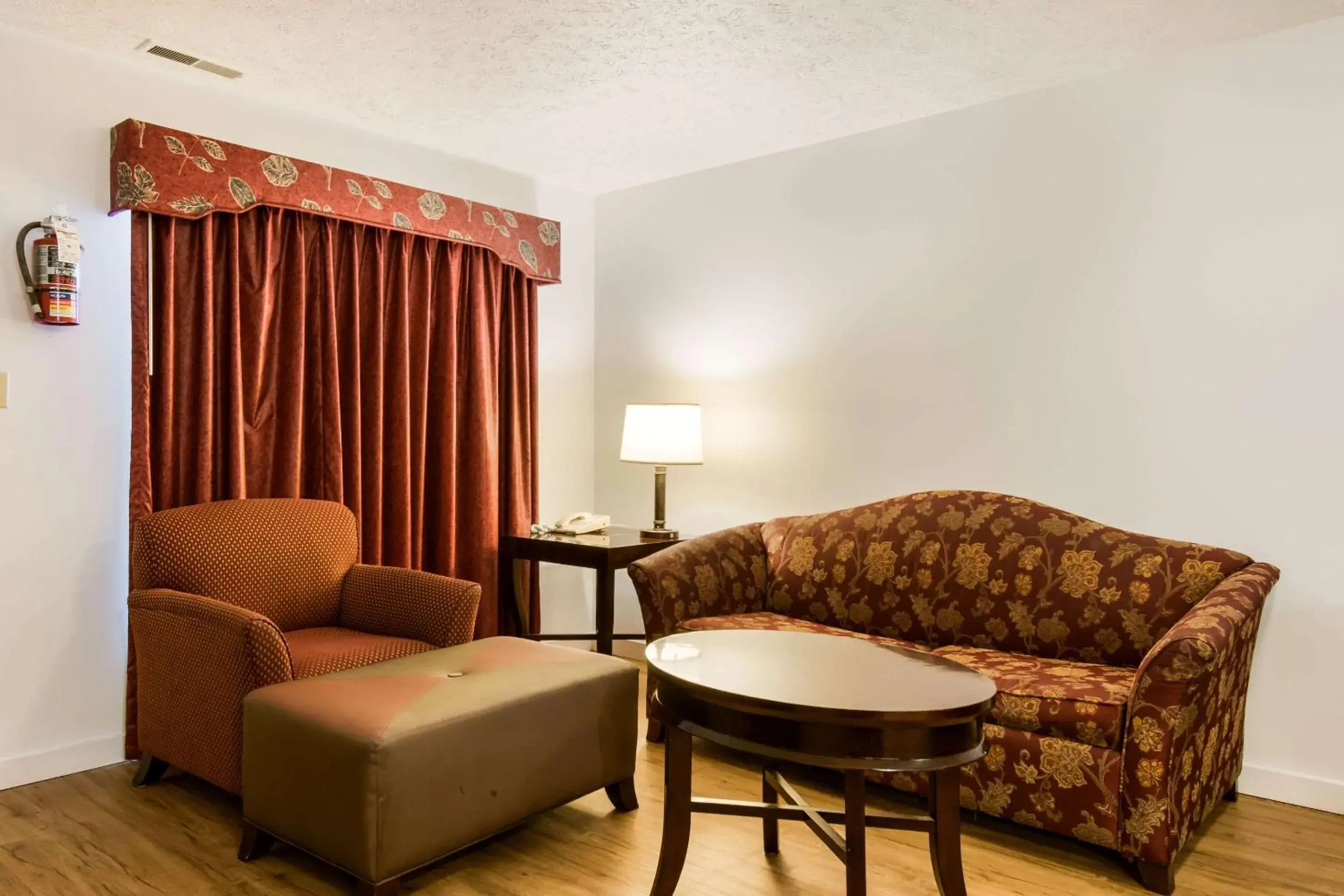 Photo of the whole room, Seating Area in Econo Lodge Inn & Suites Pocono near Lake Harmony