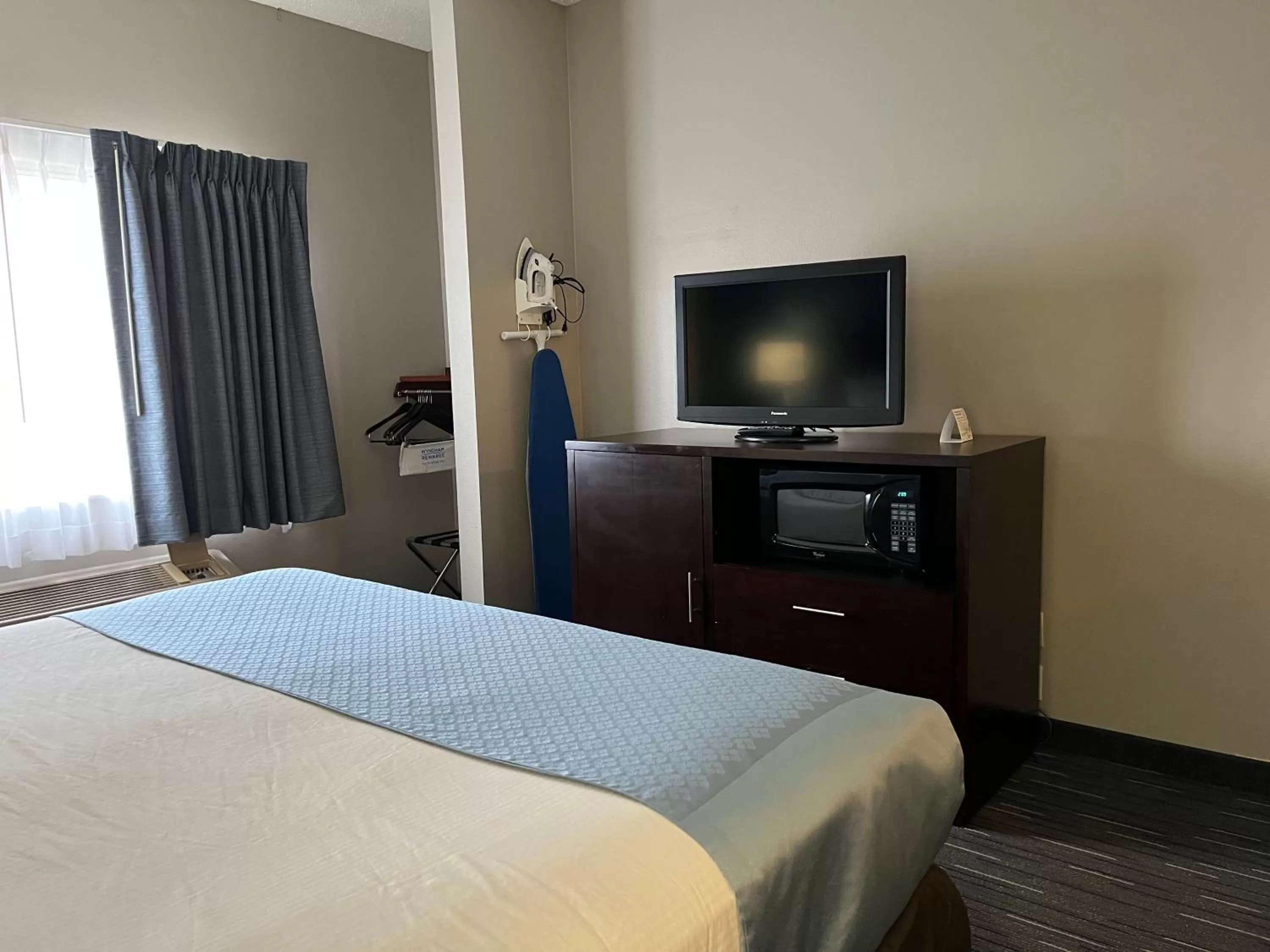 Deluxe King Room with Roll-In Shower - Mobility/Hearing Accessible - Non-Smoking in Wingate by Wyndham Great Falls