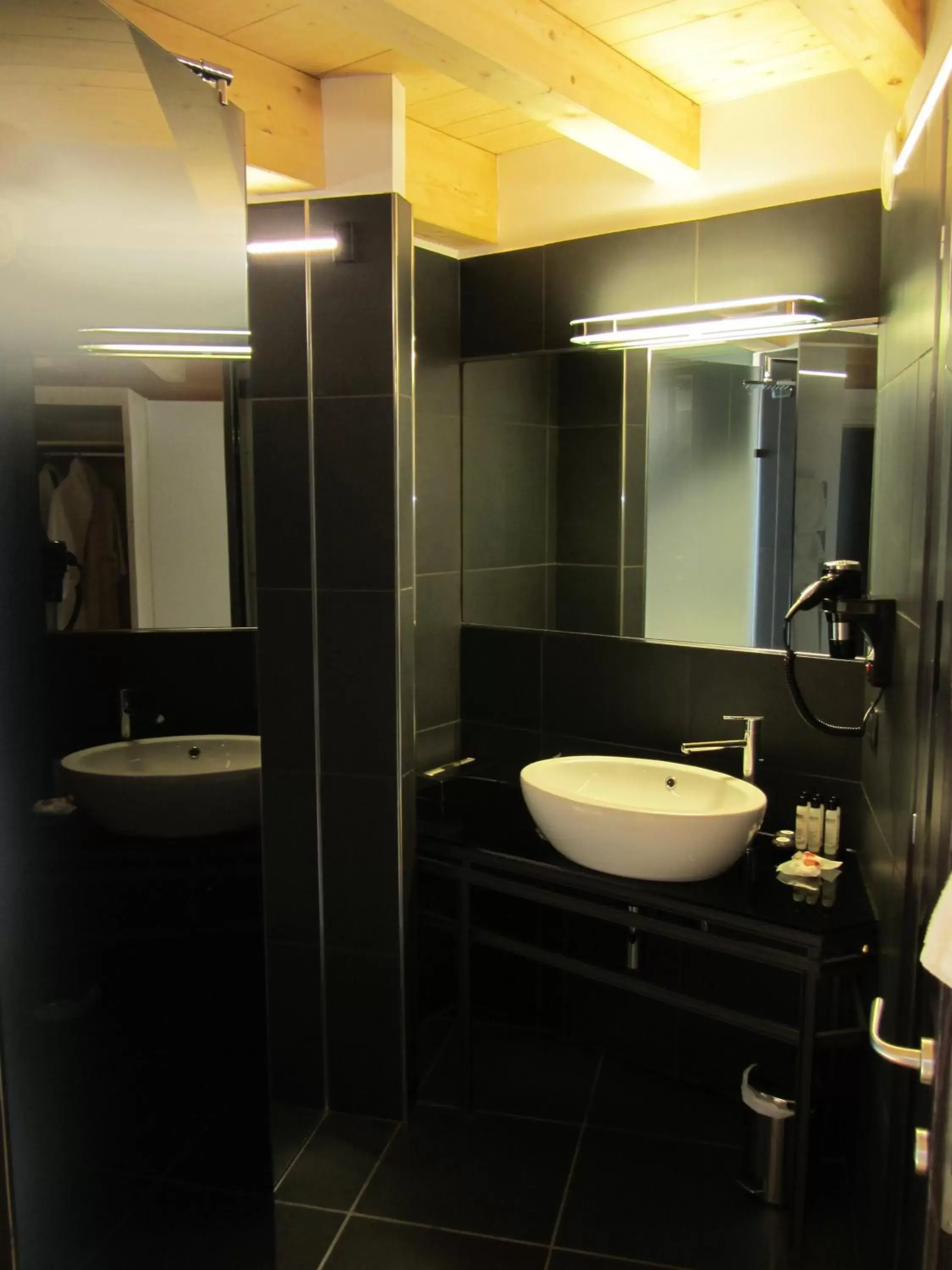 Shower, Bathroom in Hotel Alla Posta