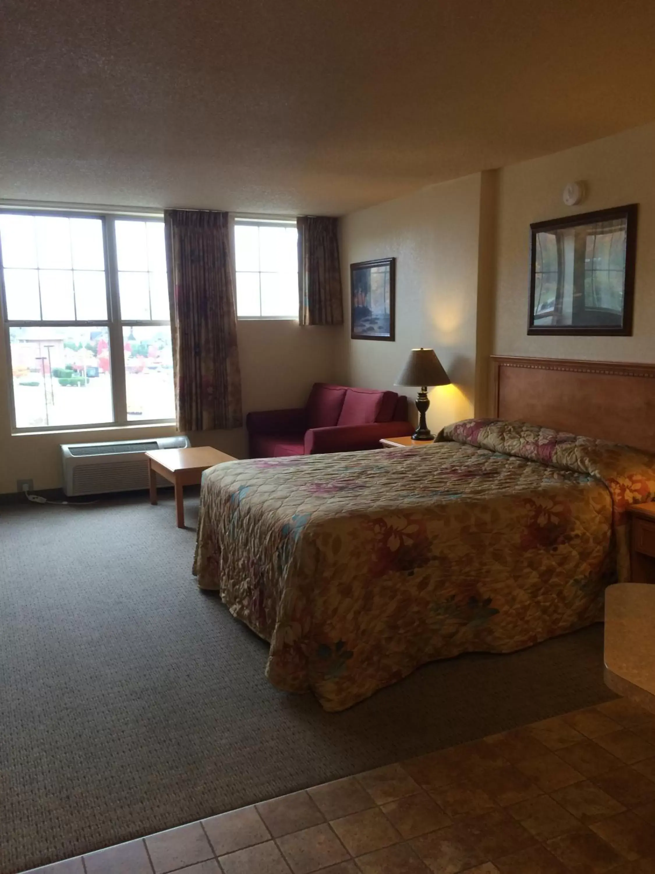 Bed, Room Photo in Grand Smokies Resort Lodge Pigeon Forge