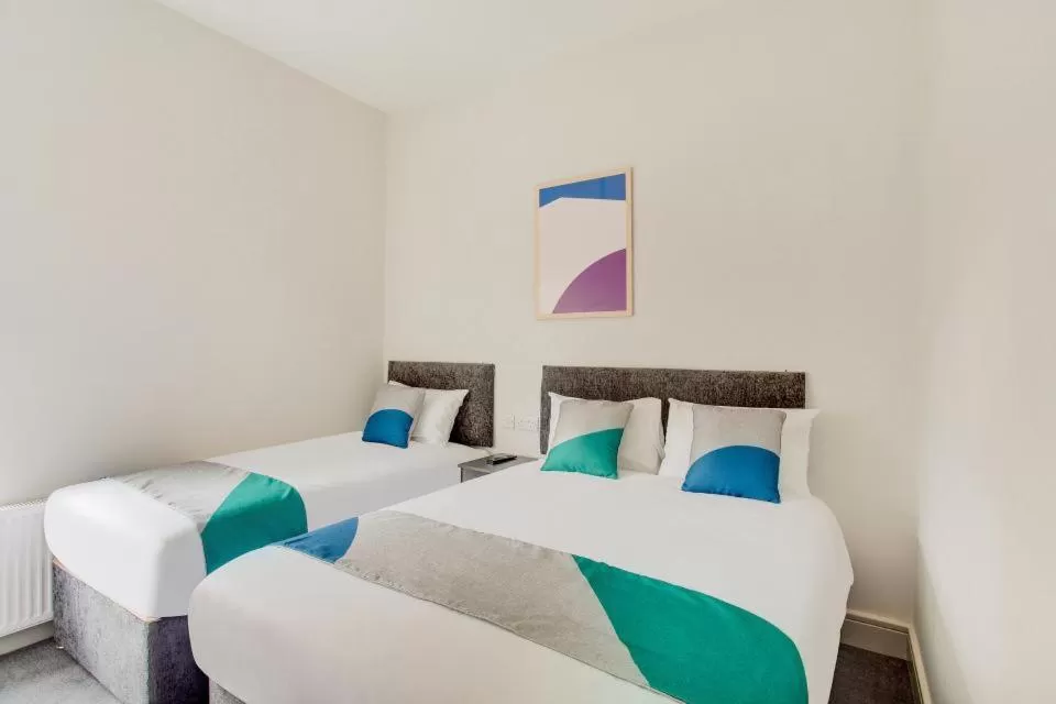 Triple Room with Shower in Civic Hotel