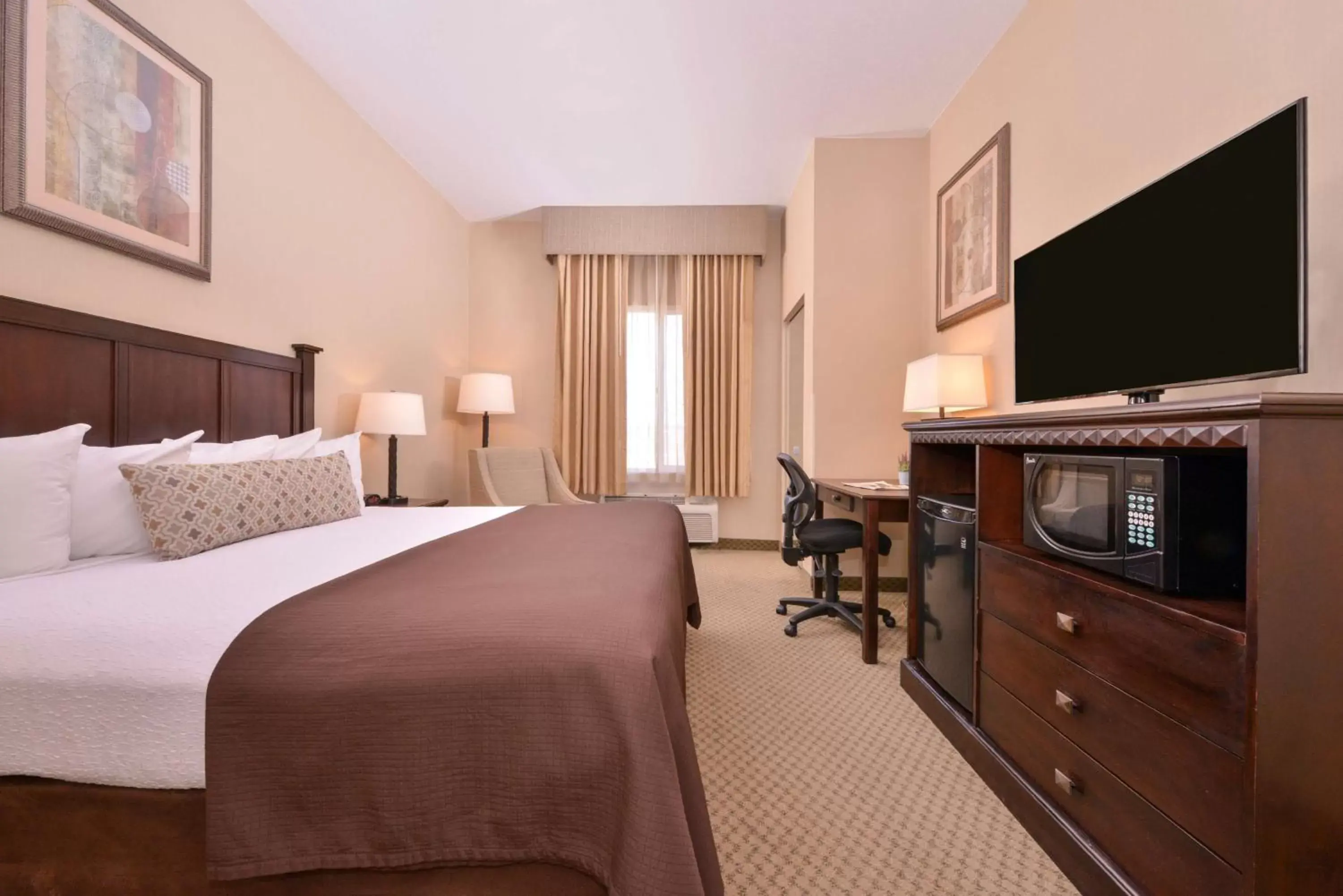 TV and multimedia, TV/Entertainment Center in Best Western Plus Frontier Inn