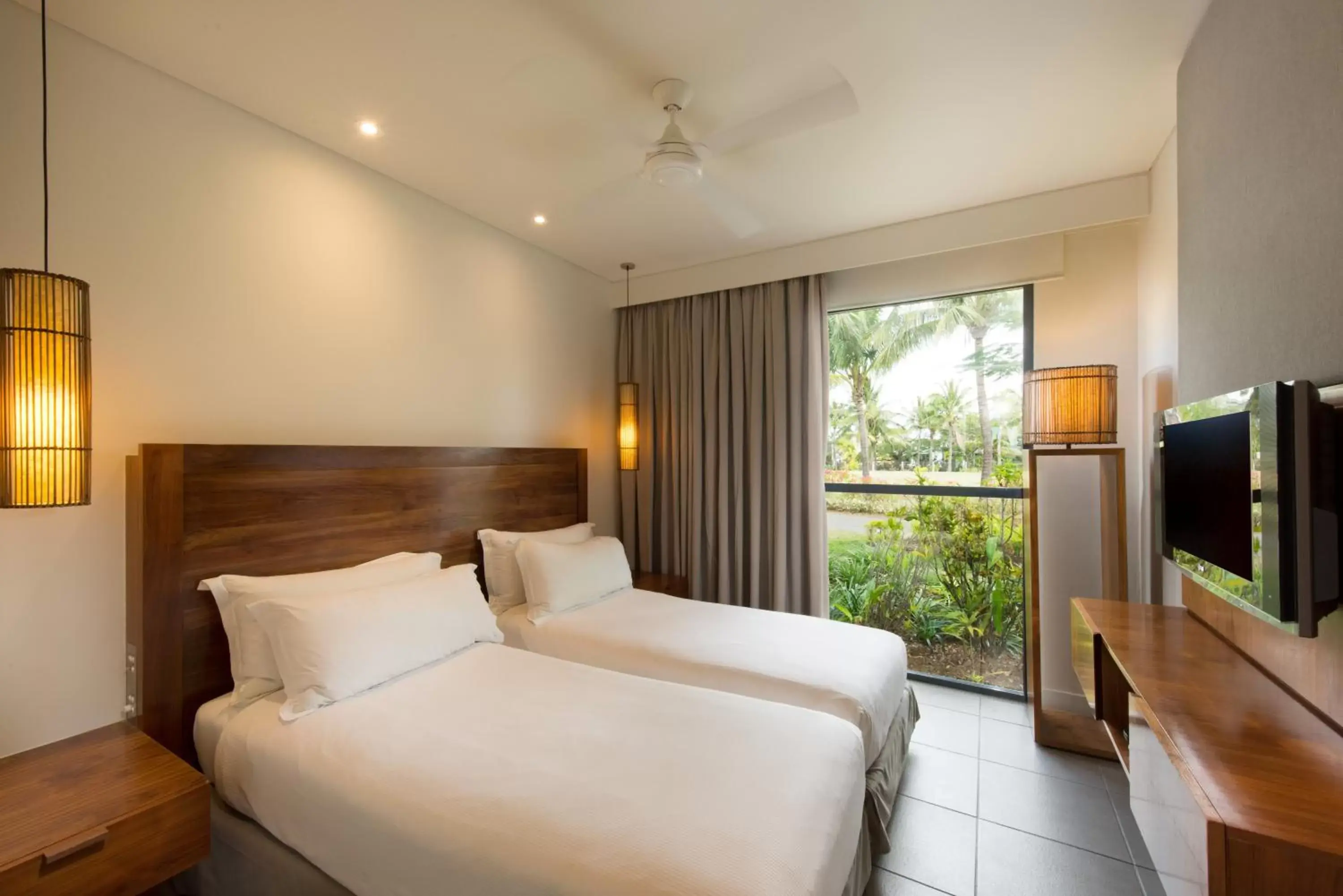 Garden view, Bed in Hilton Fiji Beach Resort and Spa