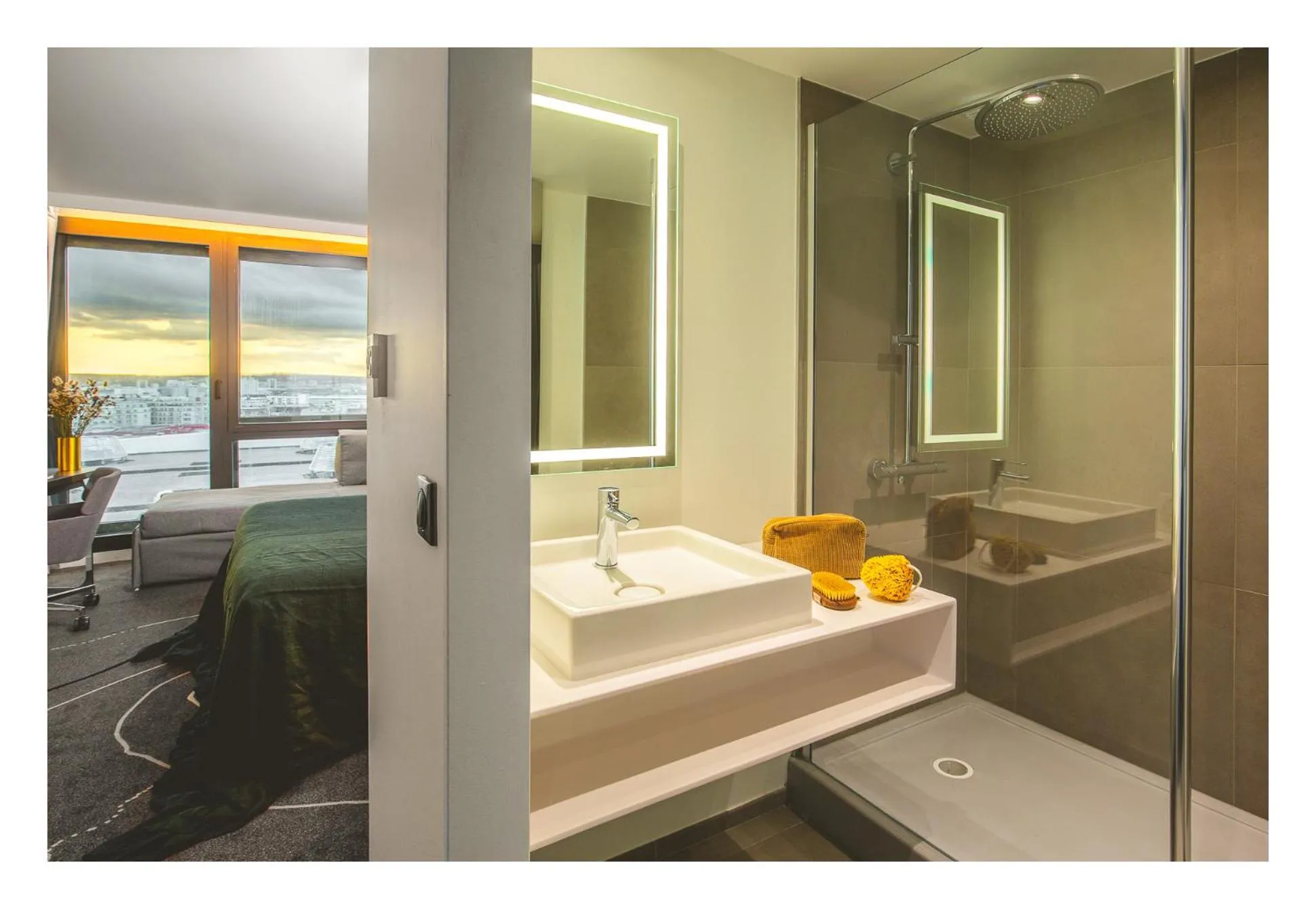 Toilet in Novotel Paris Porte Versailles