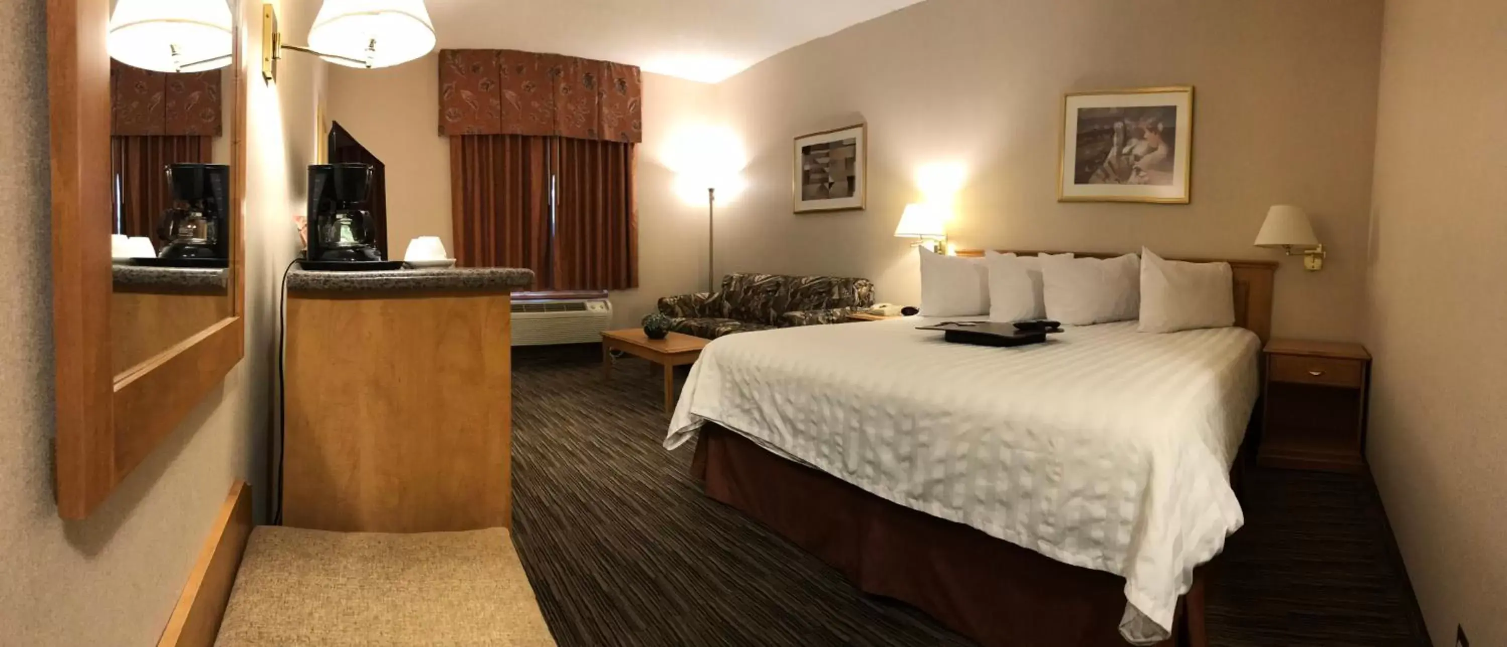 Bed in Humphry Inn And Suites