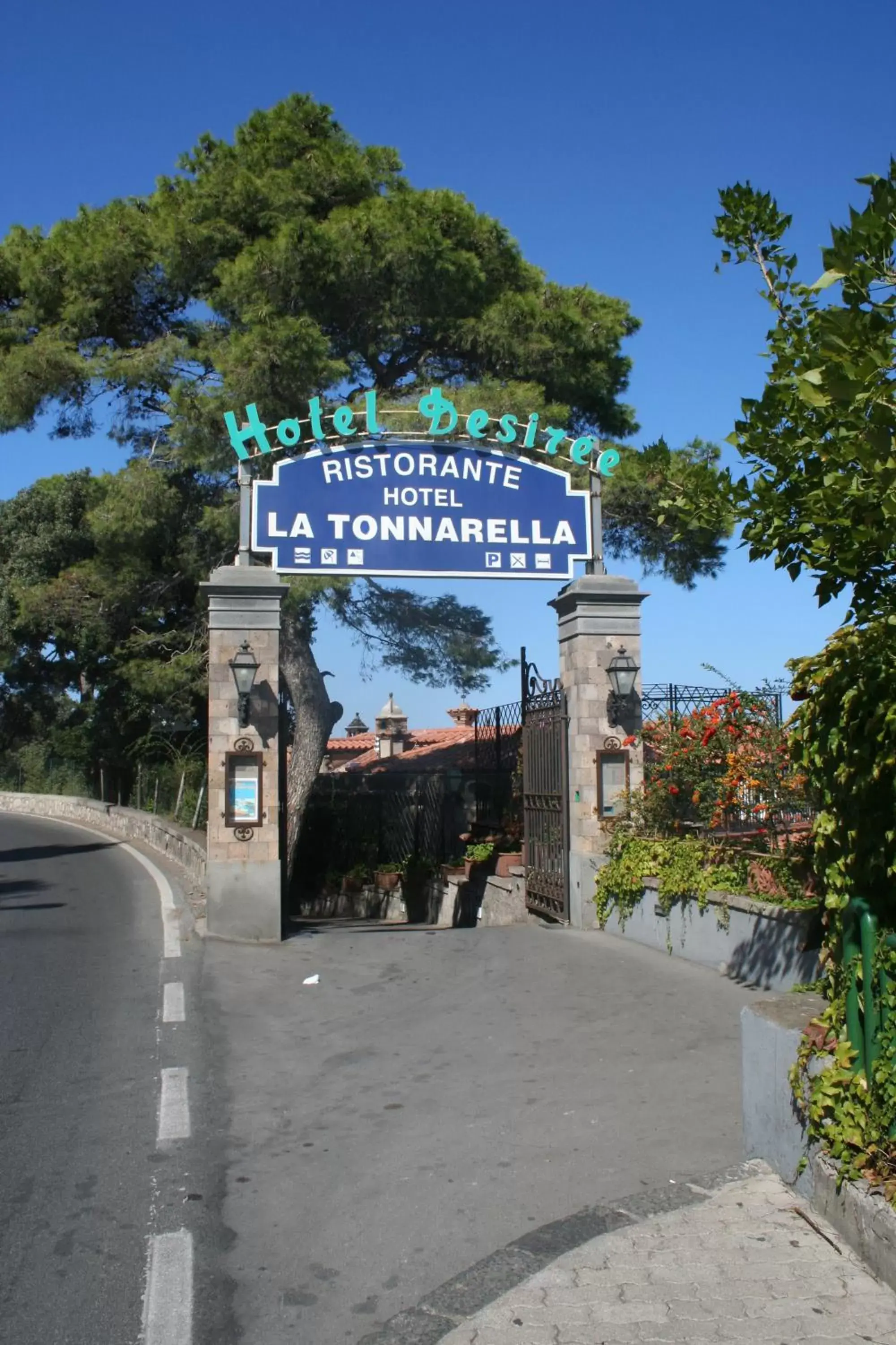 Facade/entrance, Property Building in Hotel La Tonnarella