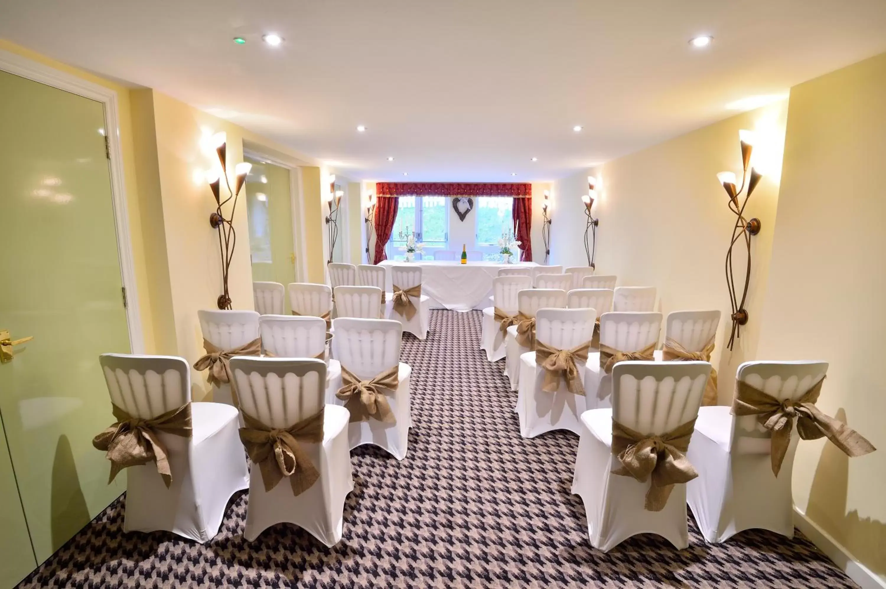 Banquet/Function facilities, Restaurant/Places to Eat in The Roundabout Hotel