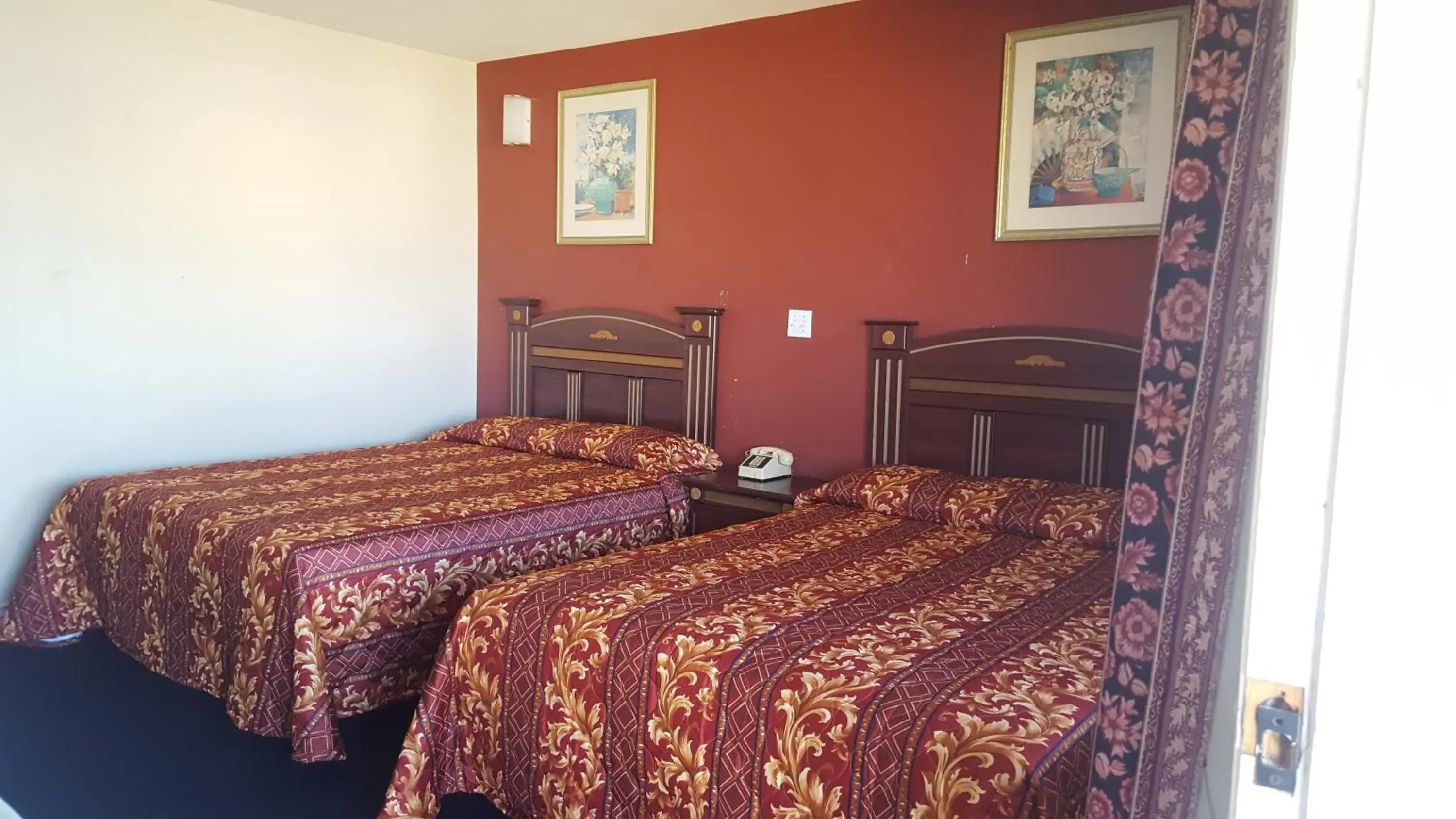 Bedroom, Room Photo in Robinhood Motel