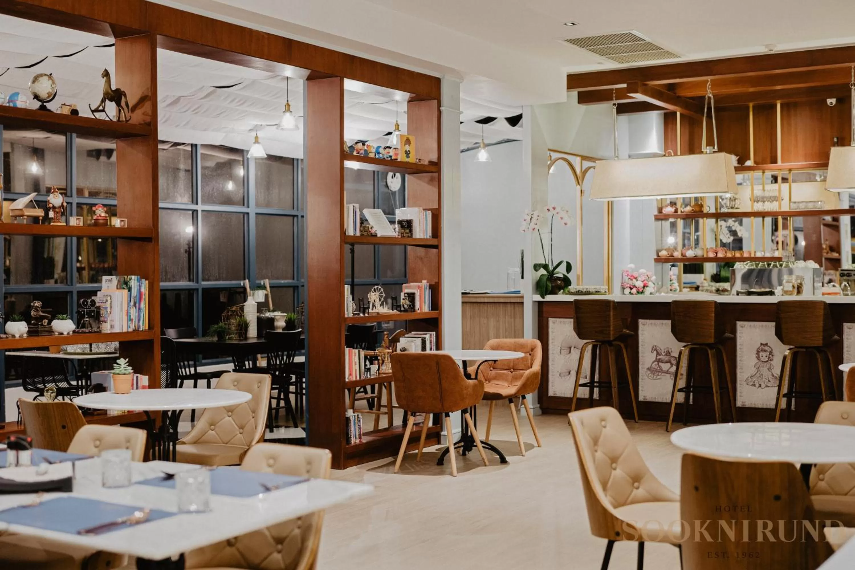 Restaurant/places to eat in SOOKNIRUND HOTEL