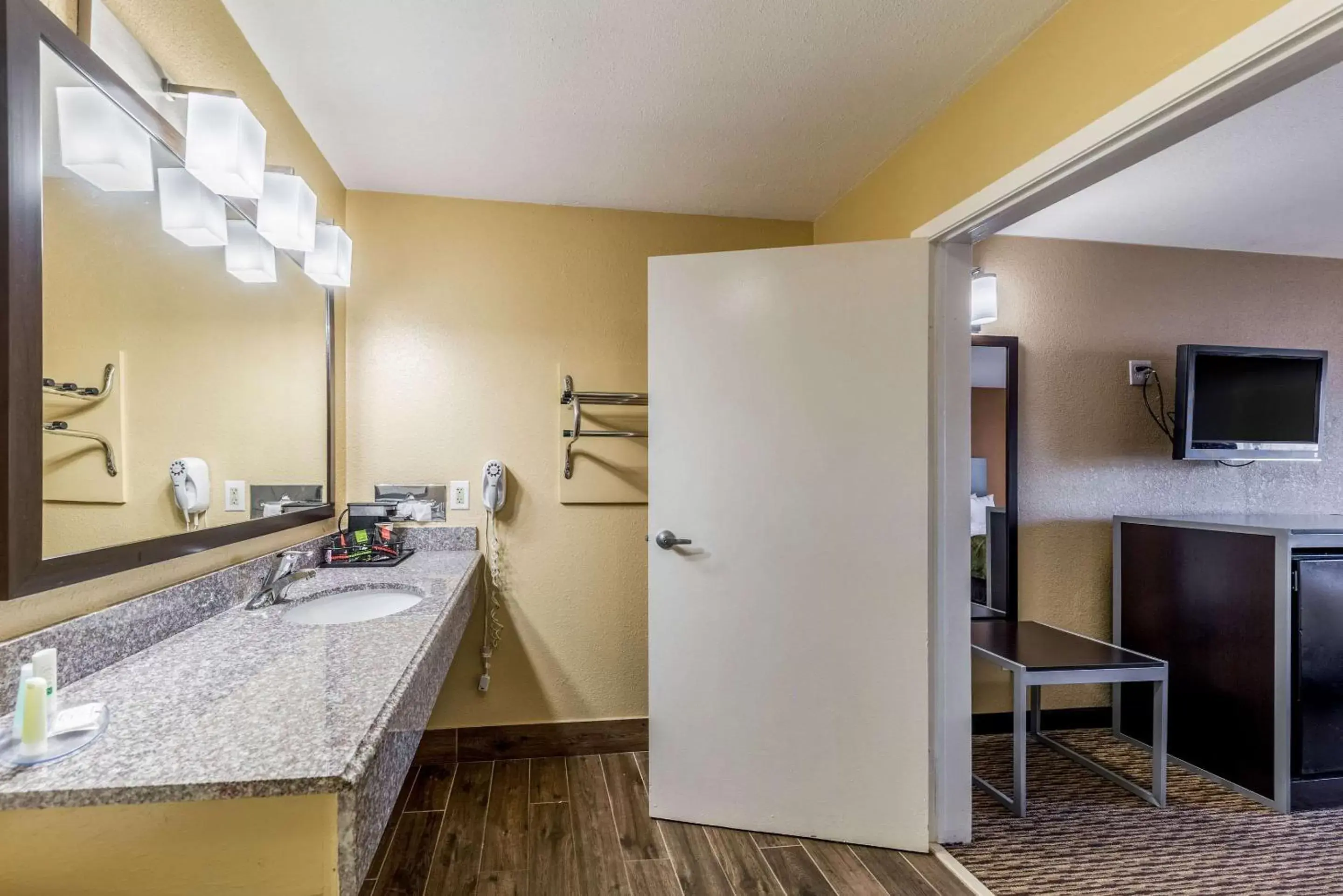 Photo of the whole room, Bathroom in Quality Inn Glenpool - Tulsa