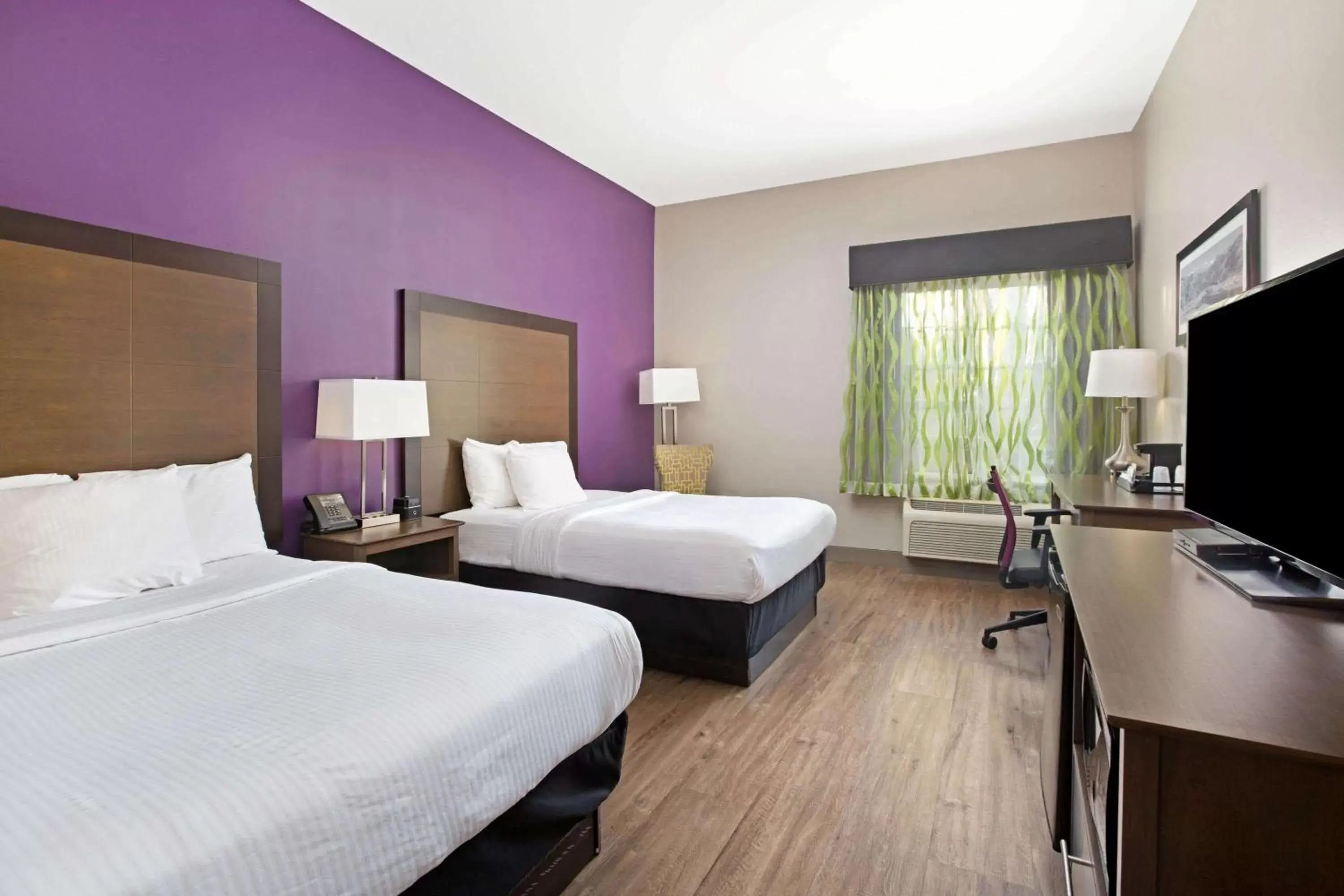 Photo of the whole room, Bed in La Quinta by Wyndham Visalia/Sequoia Gateway