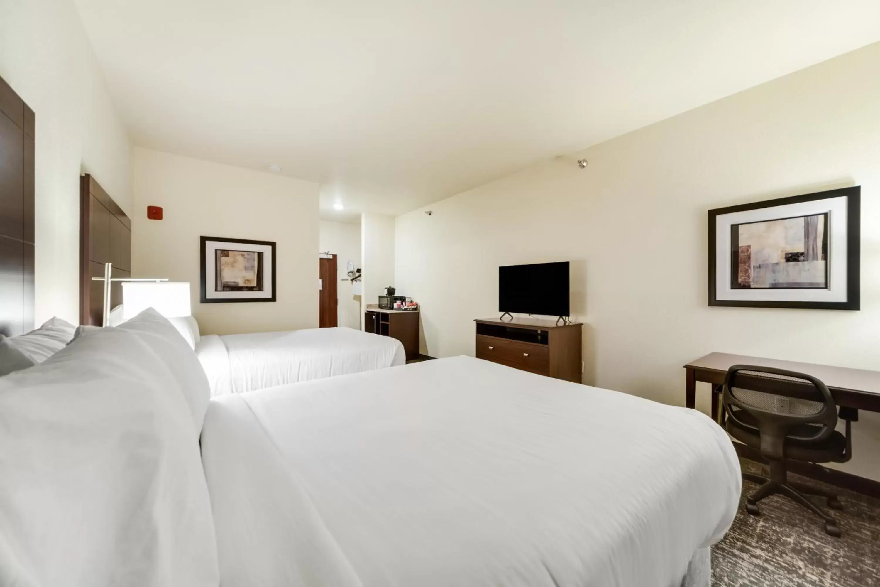 Bed in Cobblestone Hotel & Suites - Cozad