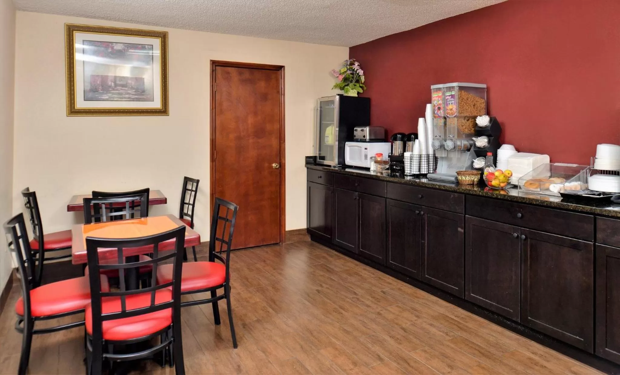 Restaurant/places to eat in Red Roof Inn Cartersville-Emerson-LakePoint North