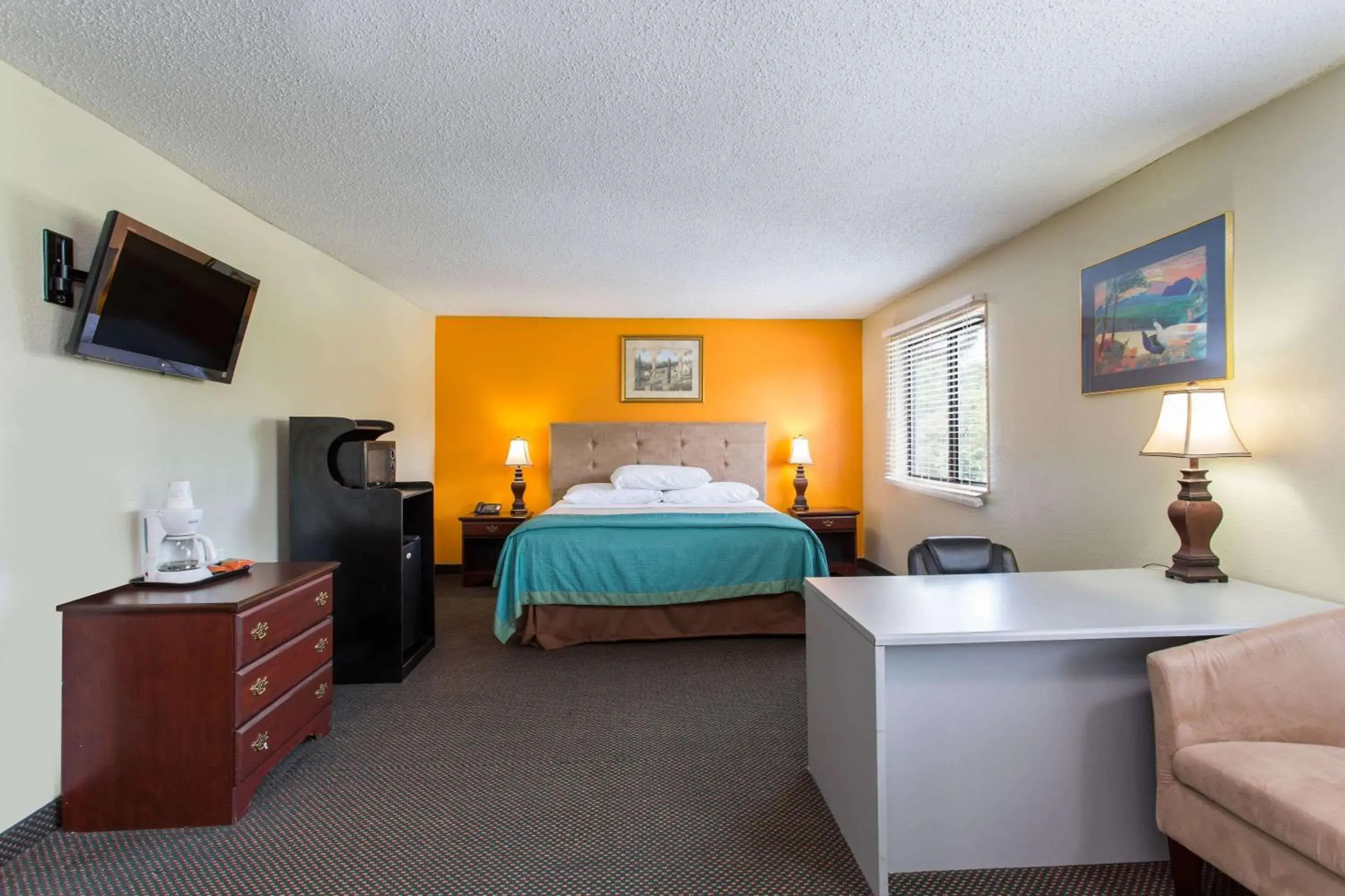 Photo of the whole room, Bed in Super 8 by Wyndham Greensboro/Coliseum/Conv.