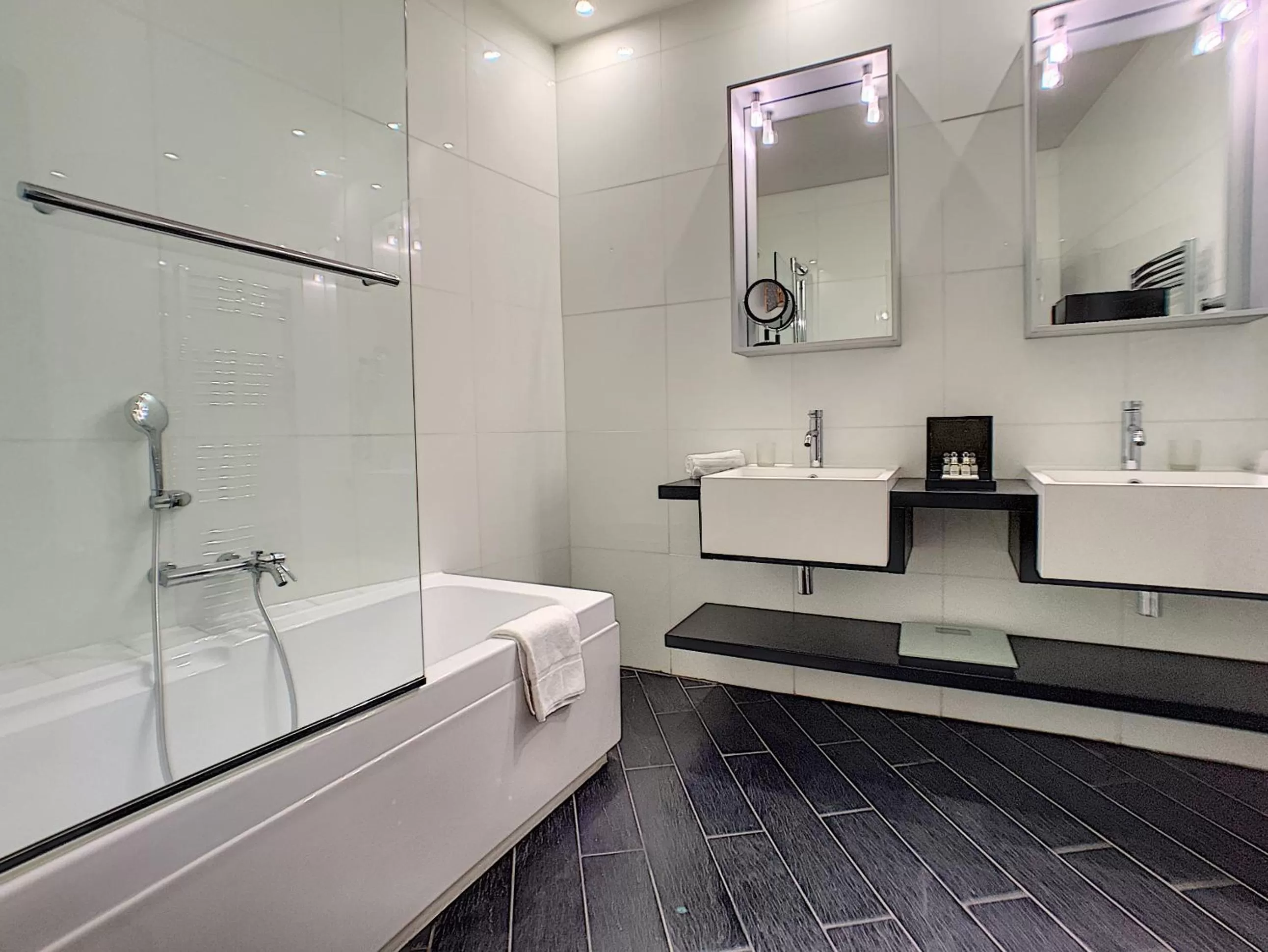 Bathroom in Hotel POZZO DI BORGO