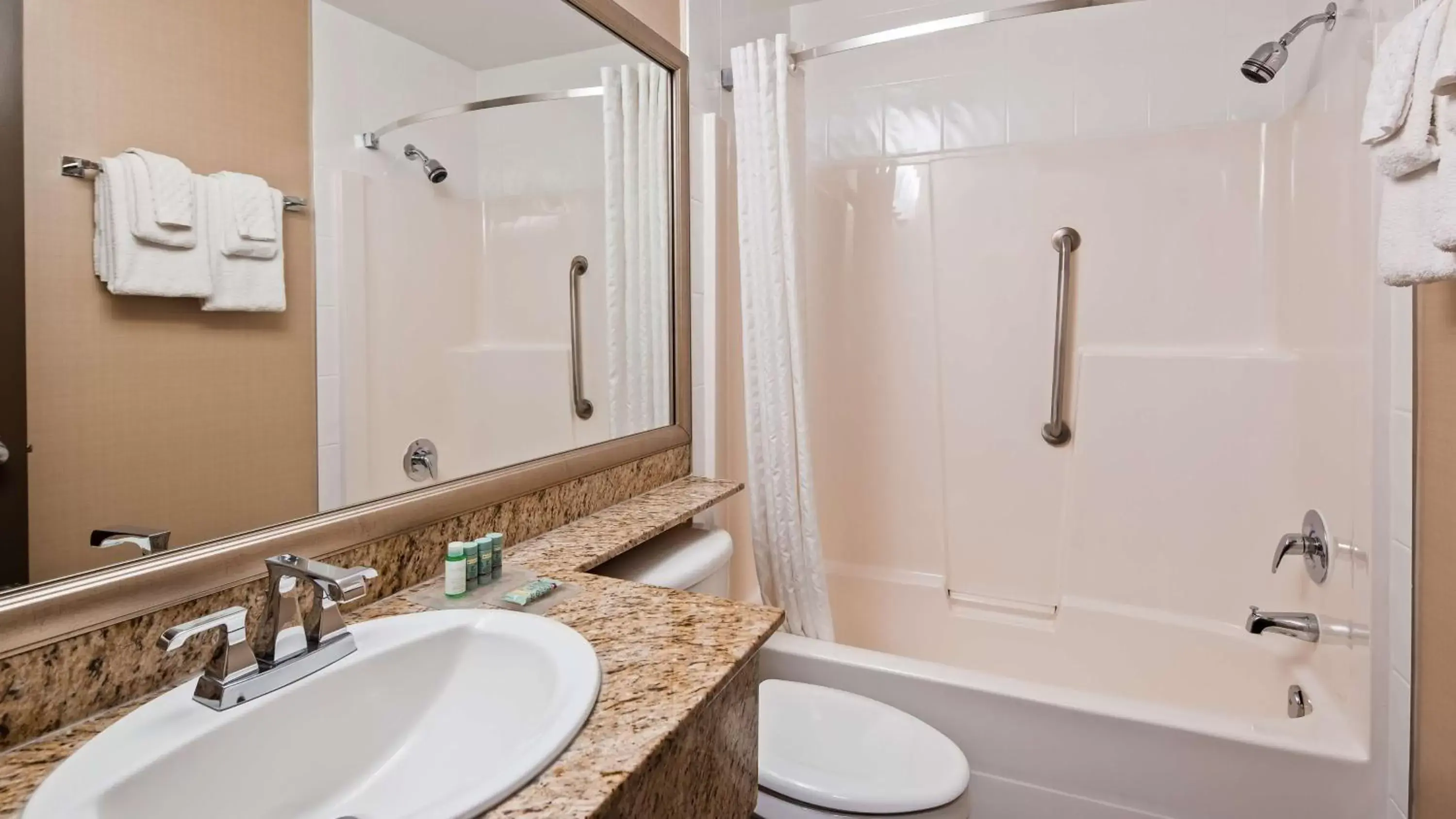 Bathroom in Best Western King George Inn & Suites