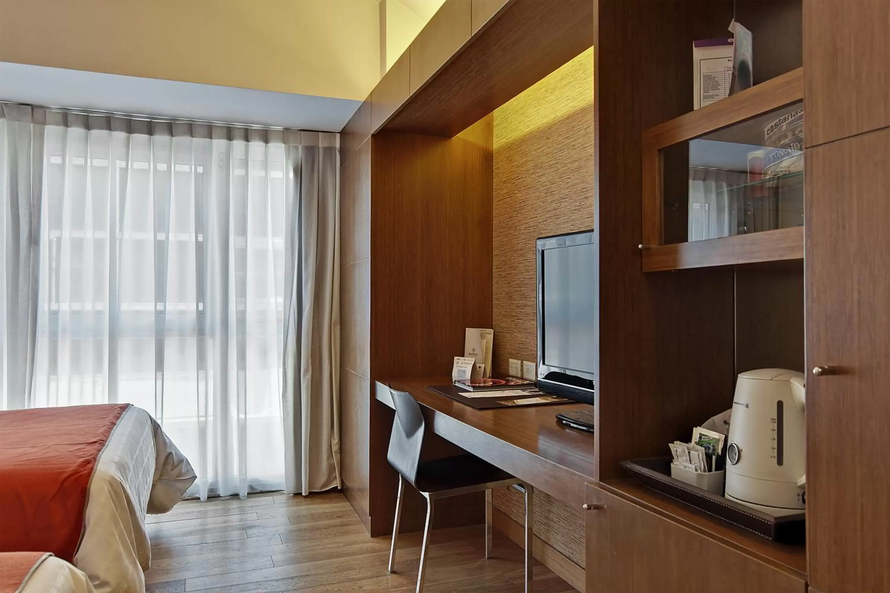 TV and multimedia, Bed in Regente Palace Hotel TV and multimedia, Bed in Regente Palace Hotel