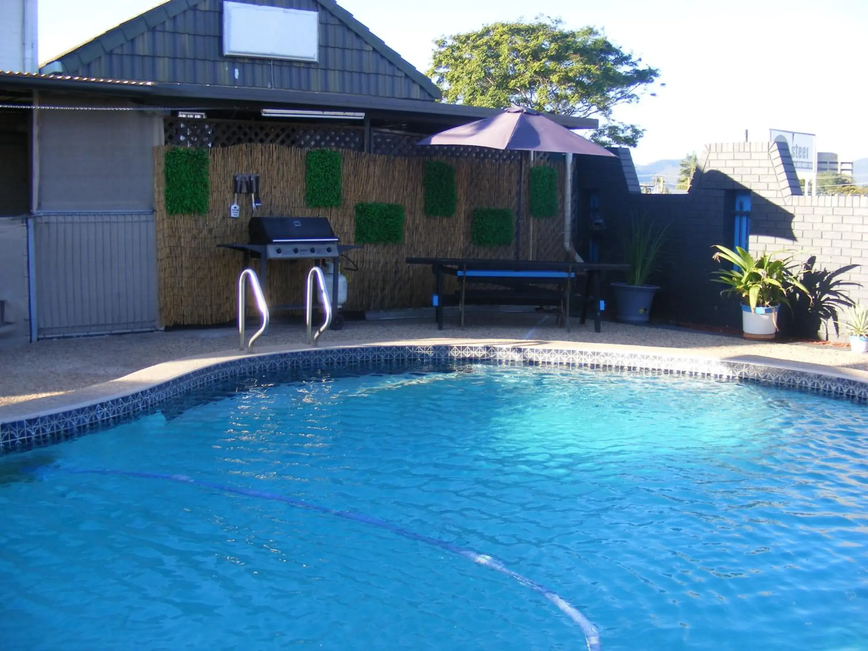 Property building, Swimming Pool in Motel Lodge