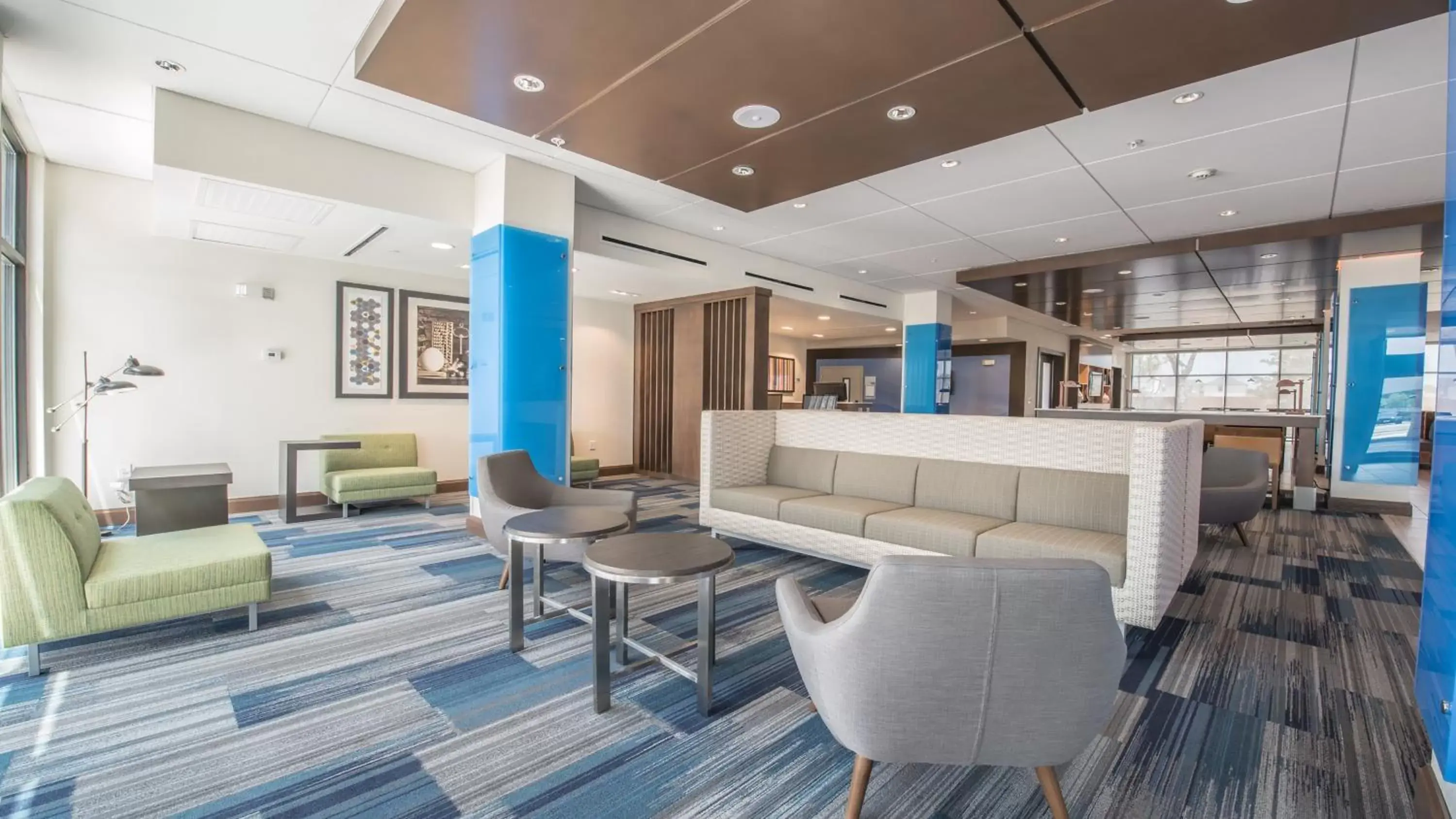 Property building, Lounge/Bar in Holiday Inn Express & Suites - Dripping Springs - Austin Area, an IHG Hotel