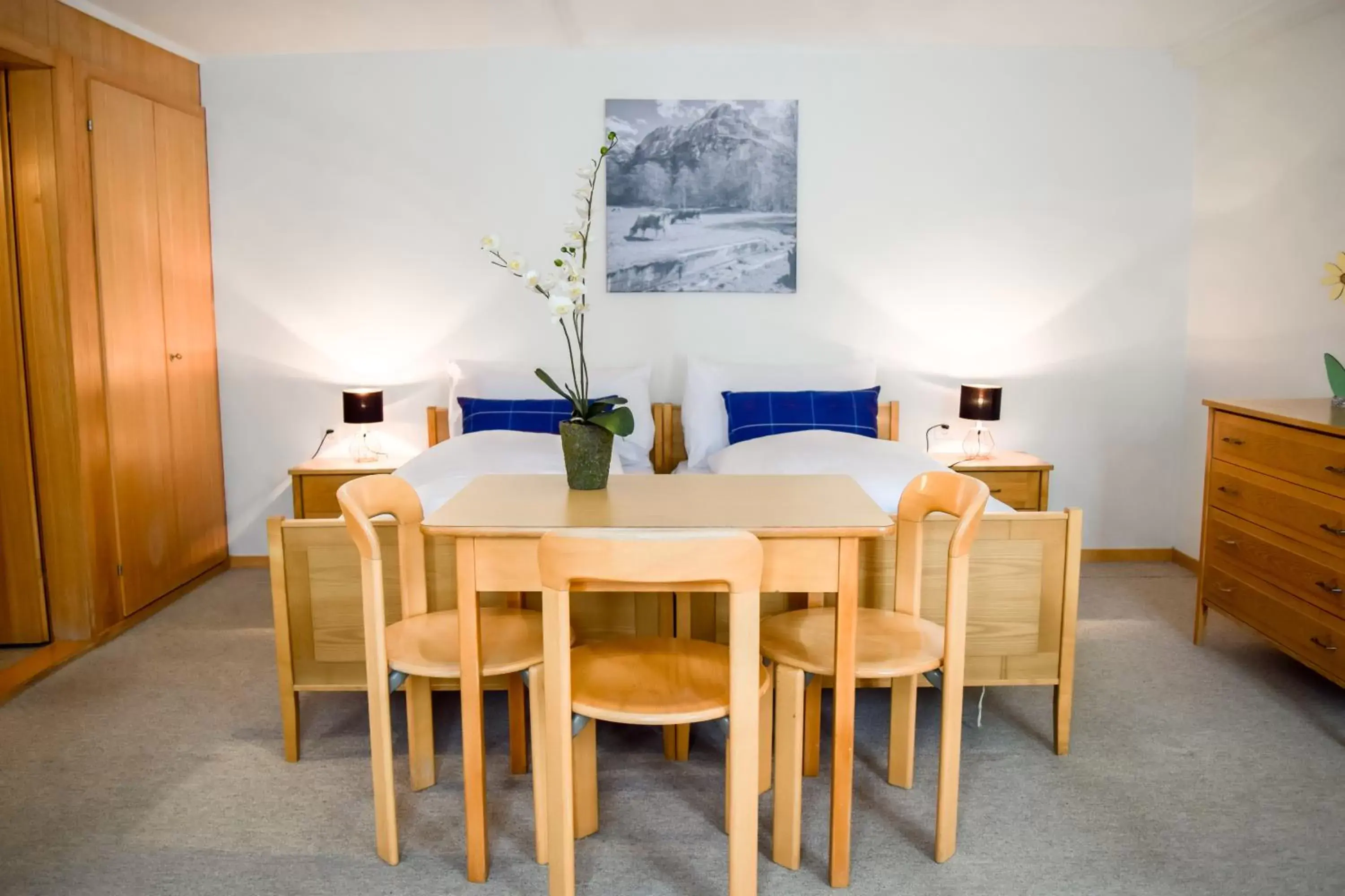 Photo of the whole room, Dining Area in First Lodge