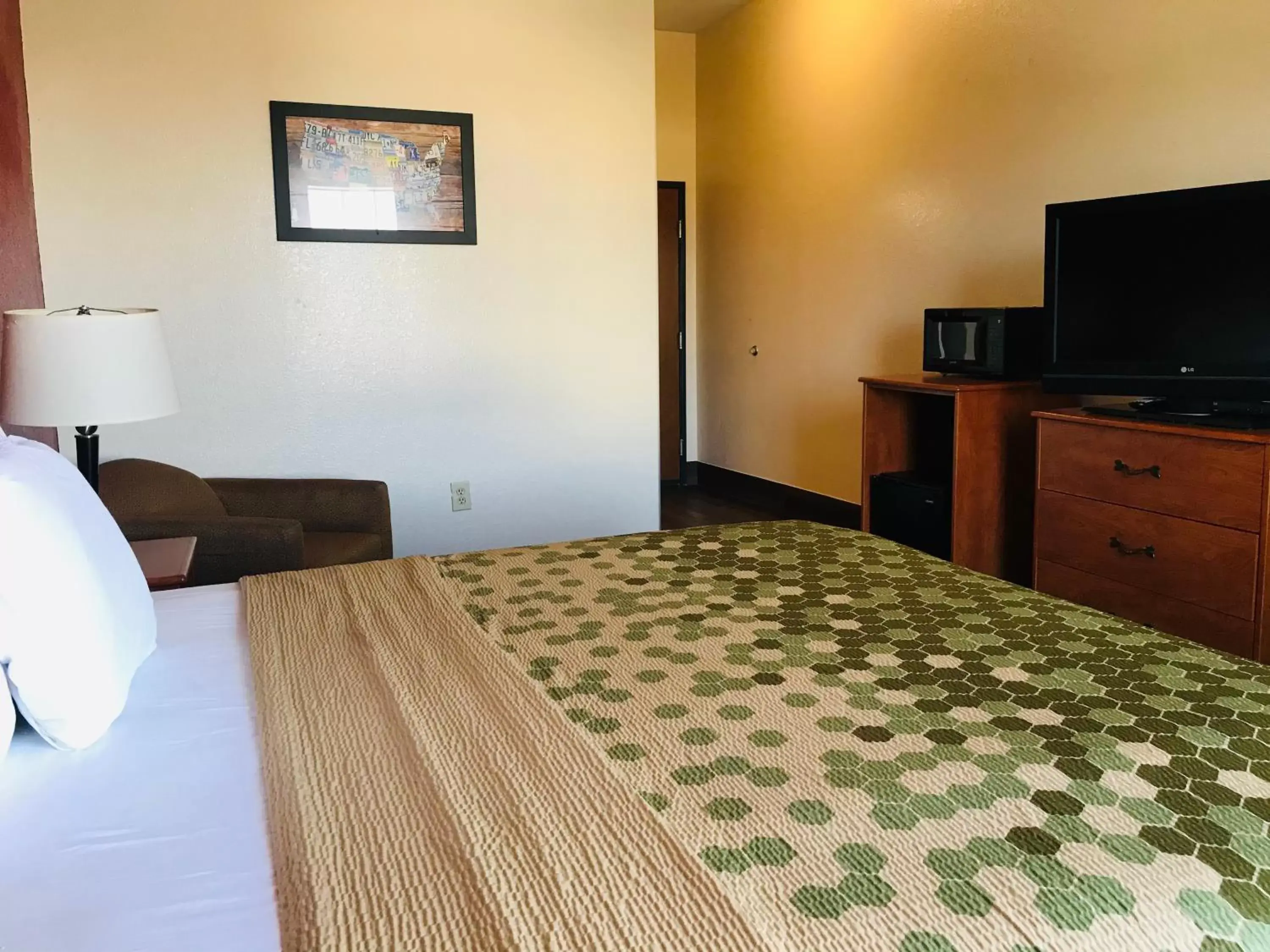 Bed in Econo Lodge Inn & Suites Beaumont