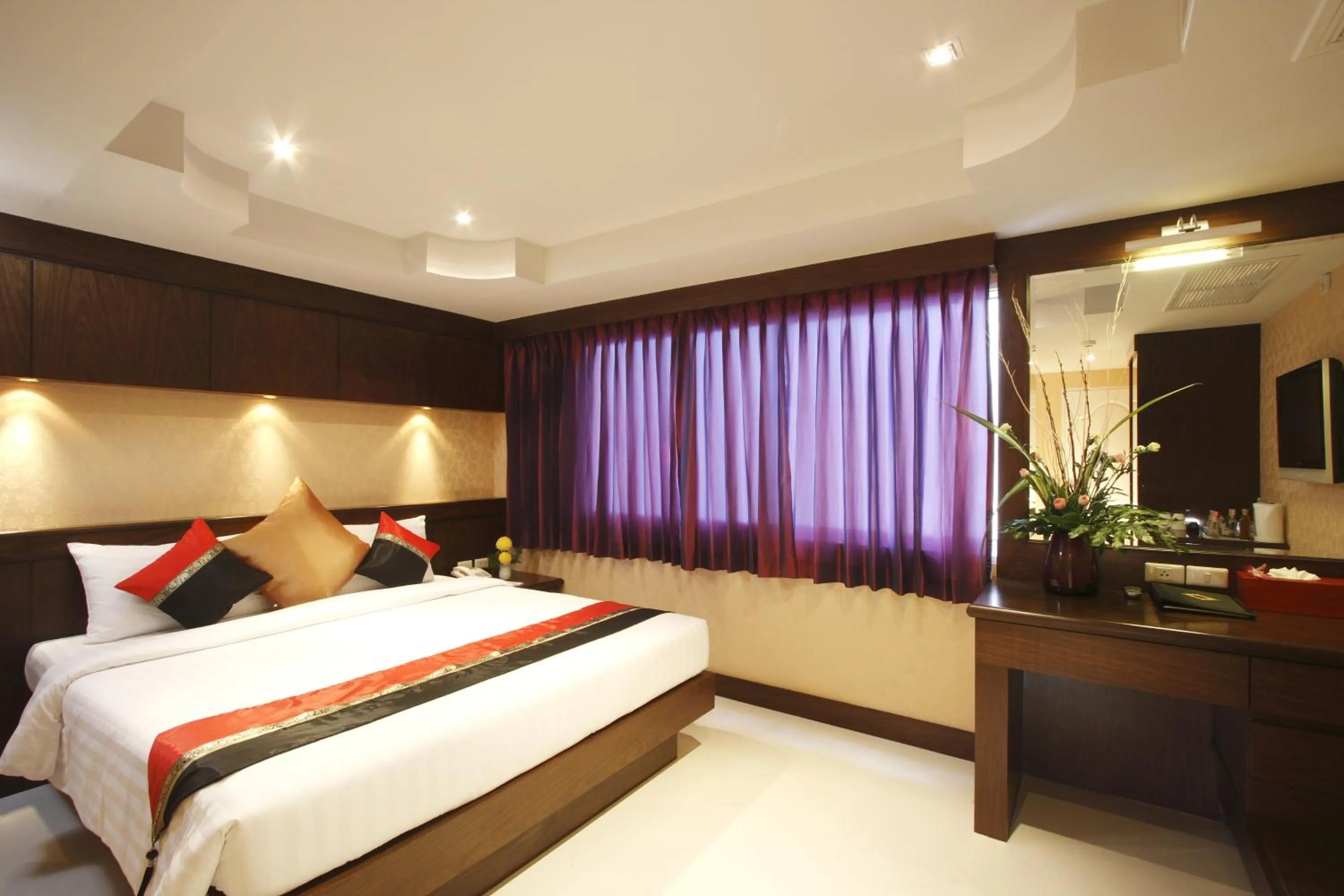 Photo of the whole room, Bed in Rayaburi Hotel, Patong