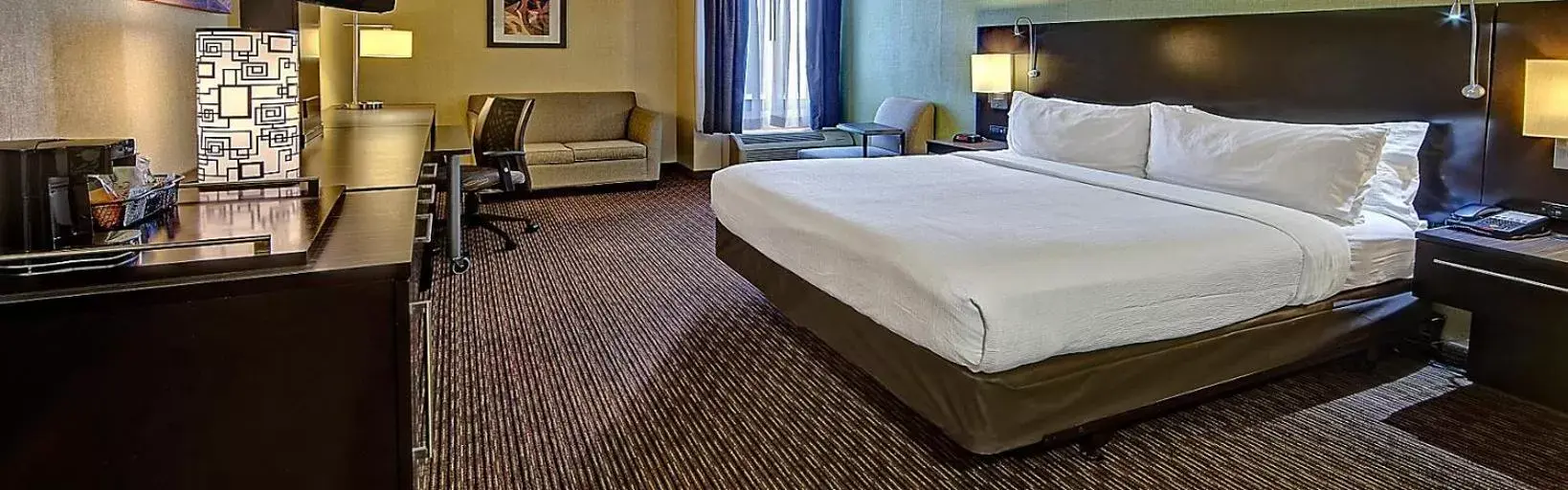 Bed in Clarion Hotel & Suites Conference Center Memphis Airport