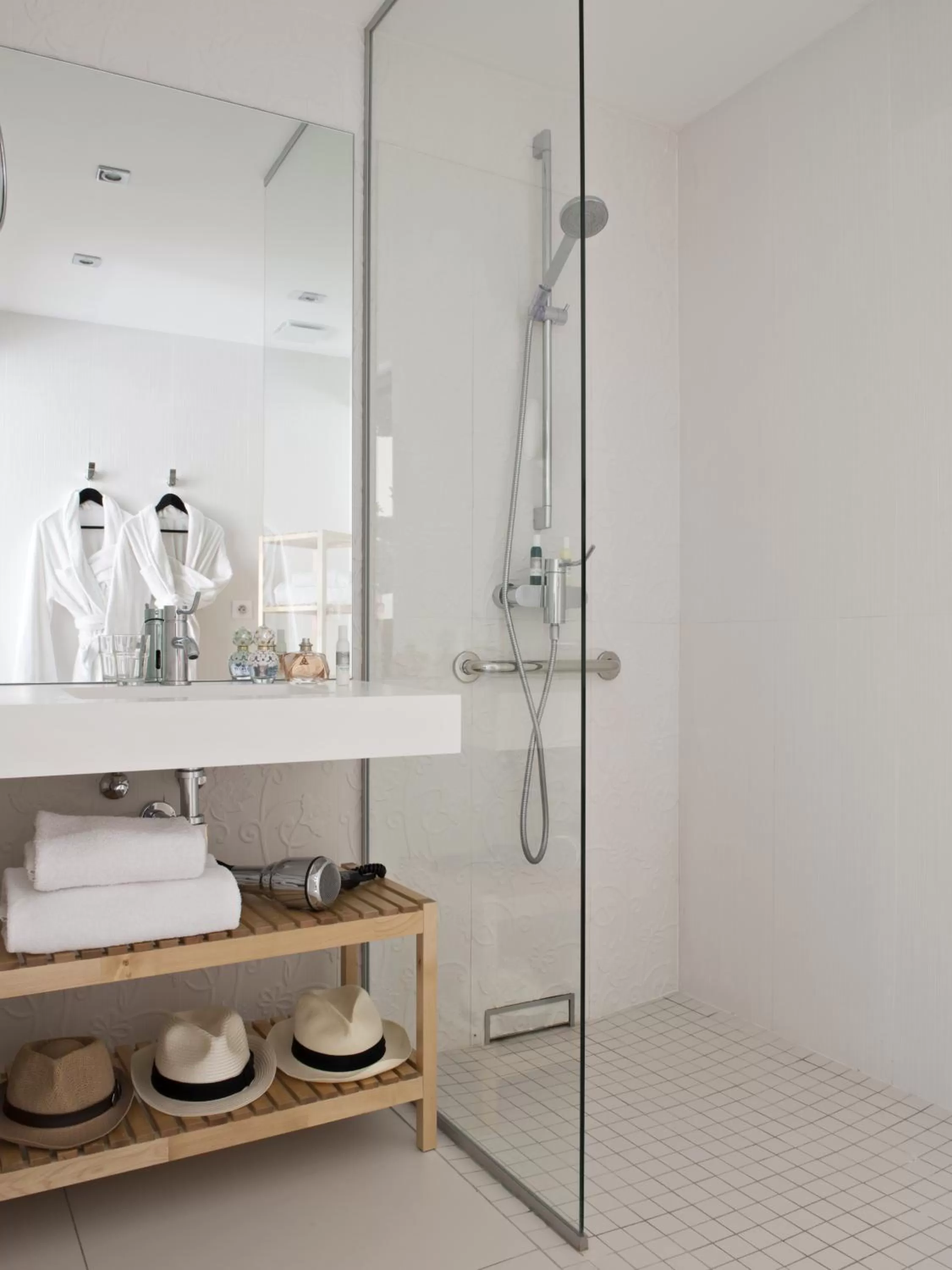 Bathroom in Hôtel Le Rohan, centre Cathédrale