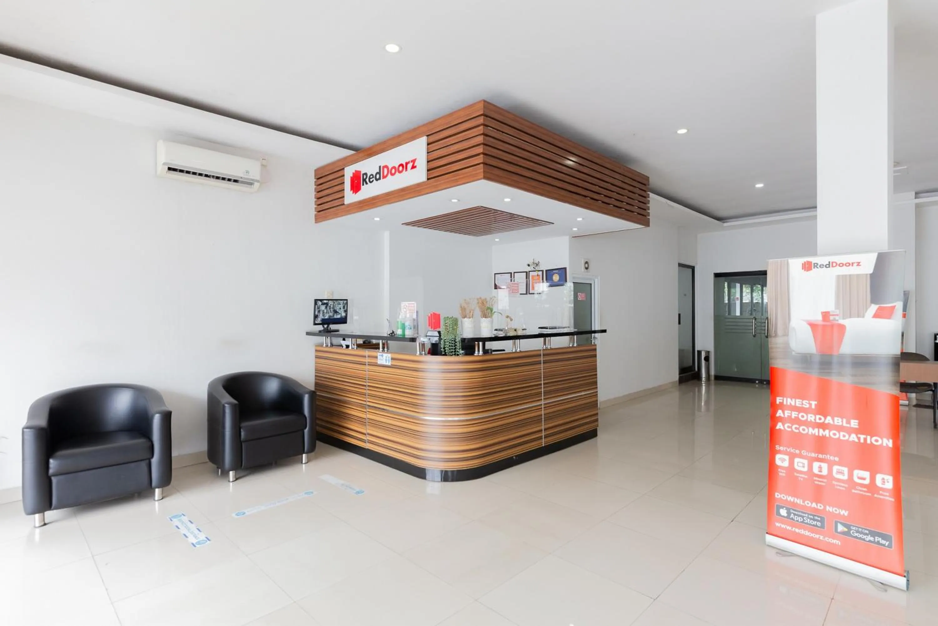 Lobby or reception in RedDoorz Plus near Living Plaza Jababeka