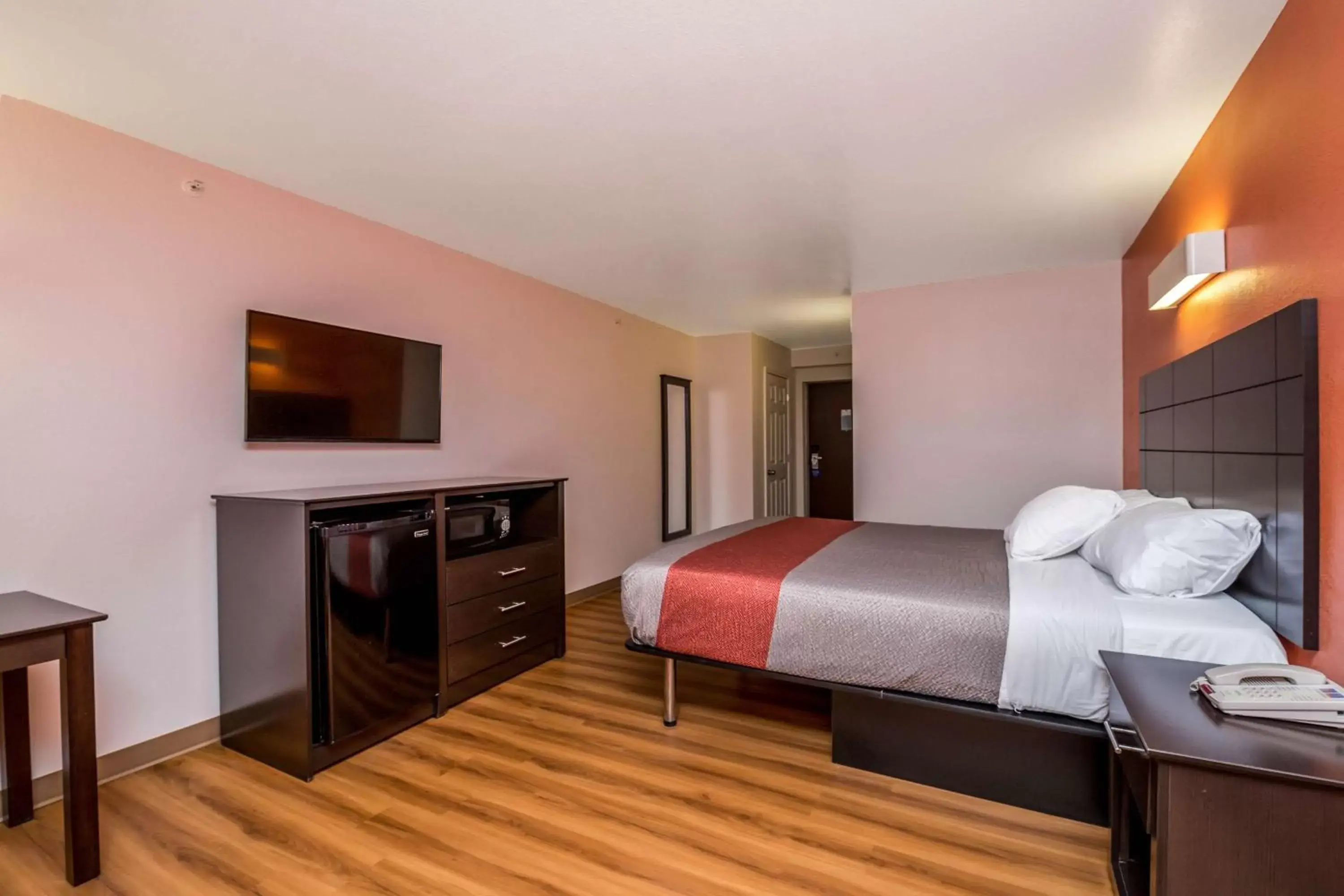 TV and multimedia, Bed in Motel 6 Peoria TV and multimedia, Bed in Motel 6 Peoria