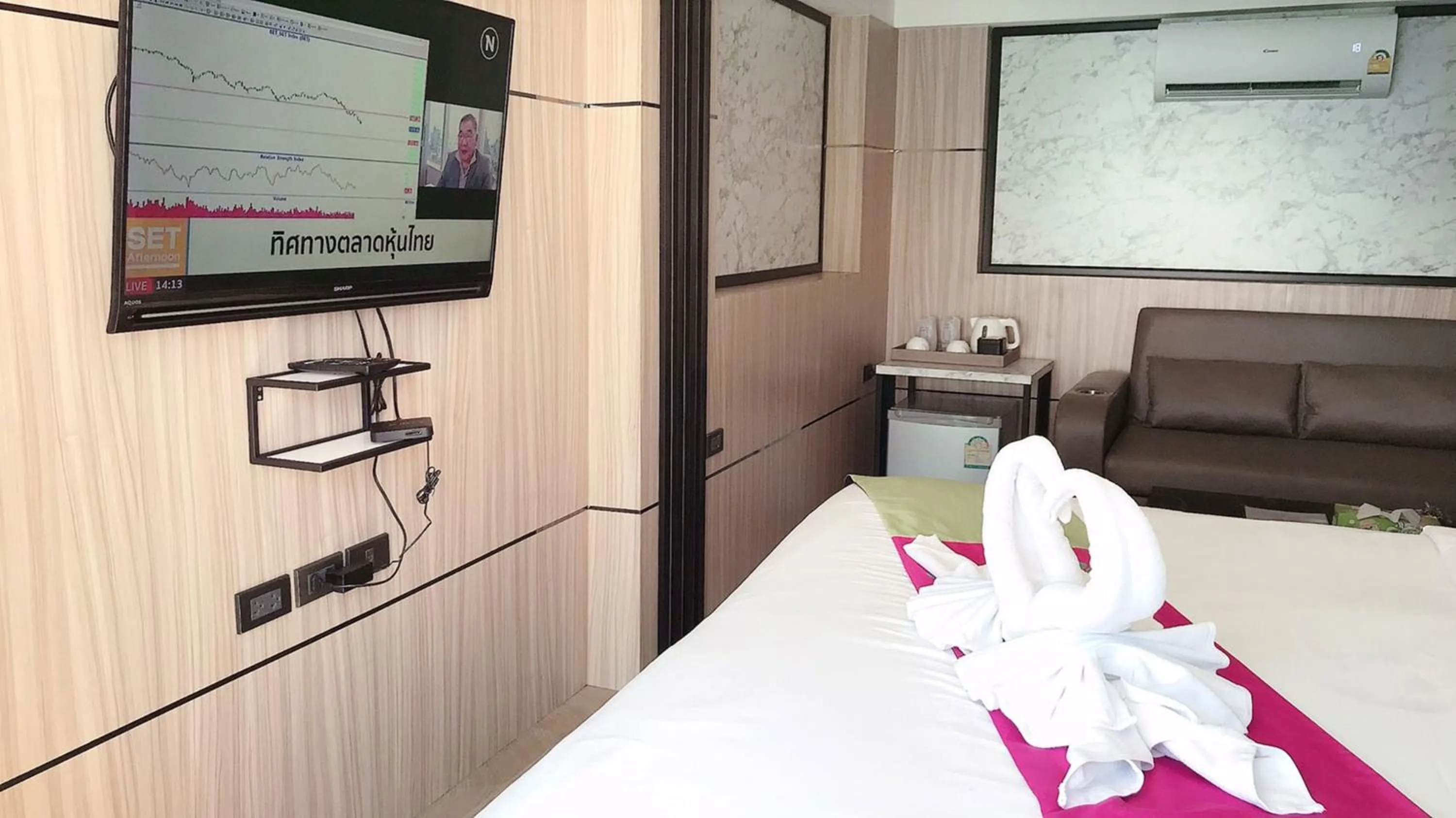 Photo of the whole room, Bed in Cliff Lanta Suite-Koh Lanta Krabi