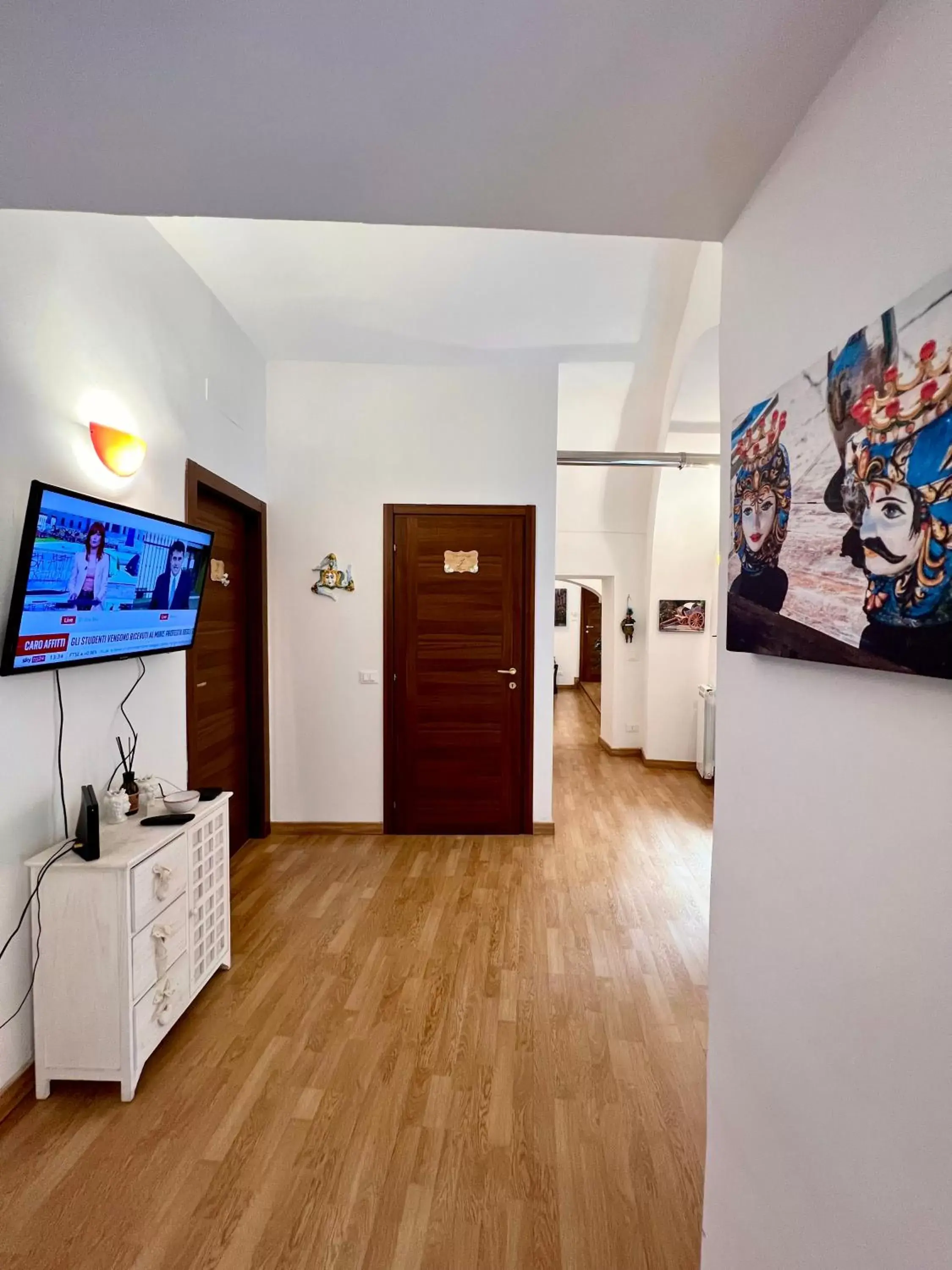 Communal lounge/ TV room, TV/Entertainment Center in CANTU' SUITE